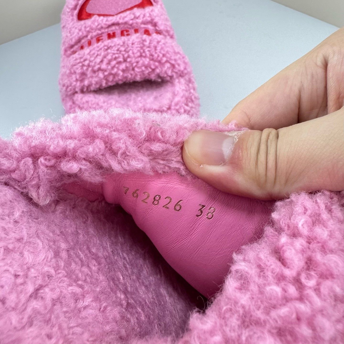 Balenciaga Balenciaga Pink Heart Furry Slides Size 38 Size US 8 / IT 38 - 8 Thumbnail
