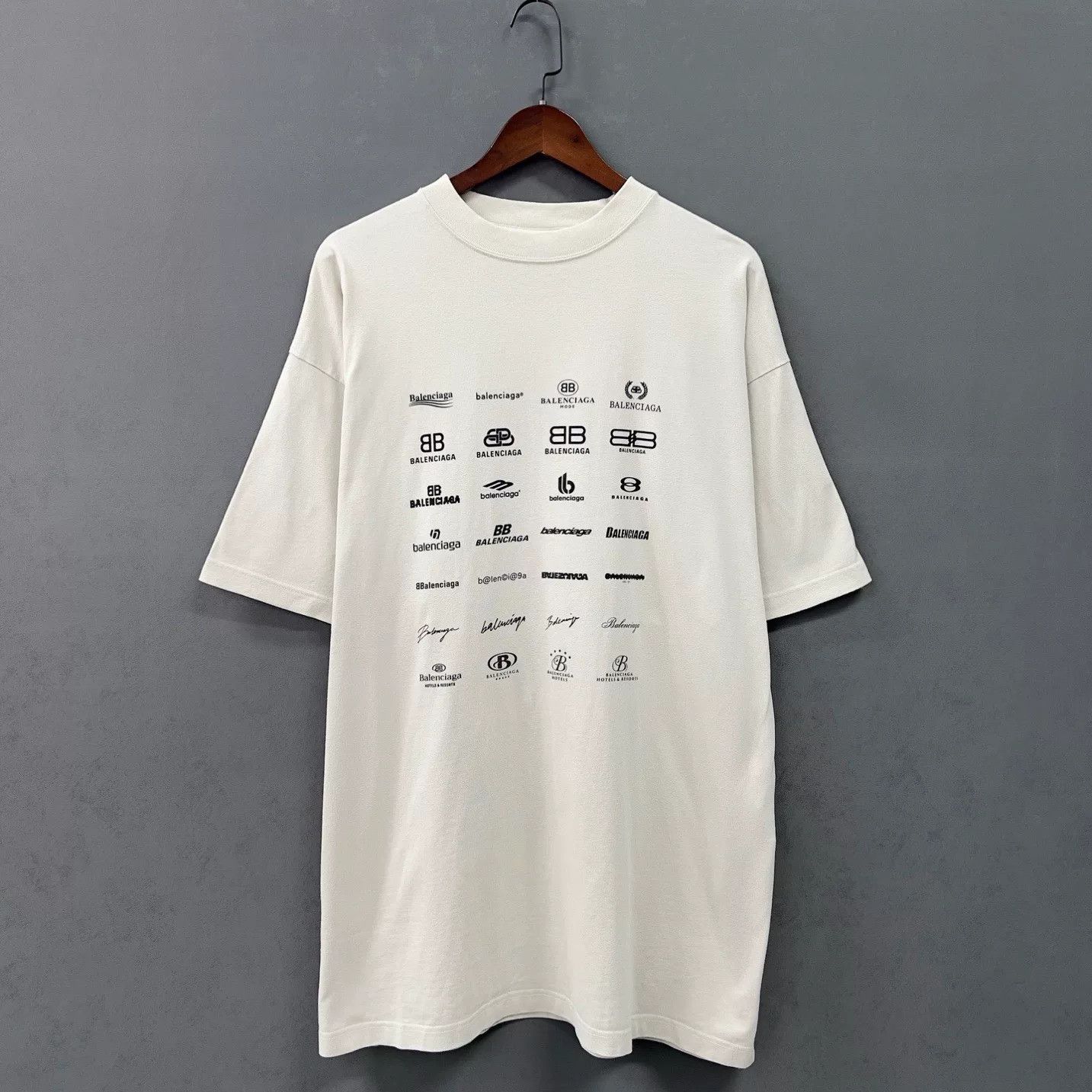Balenciaga Balenciaga Multi Logo T-Shirt Size XL Size US XL / EU 56 / 4 - 2 Thumbnail