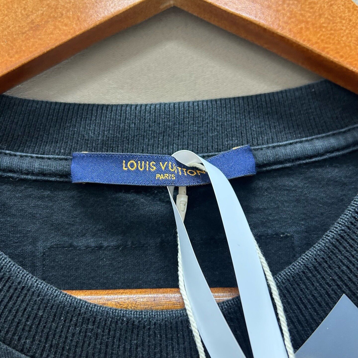 Louis Vuitton Louis Vuitton Graphic Print T-Shirt Size L Size US L / EU 52-54 / 3 - 4 Thumbnail