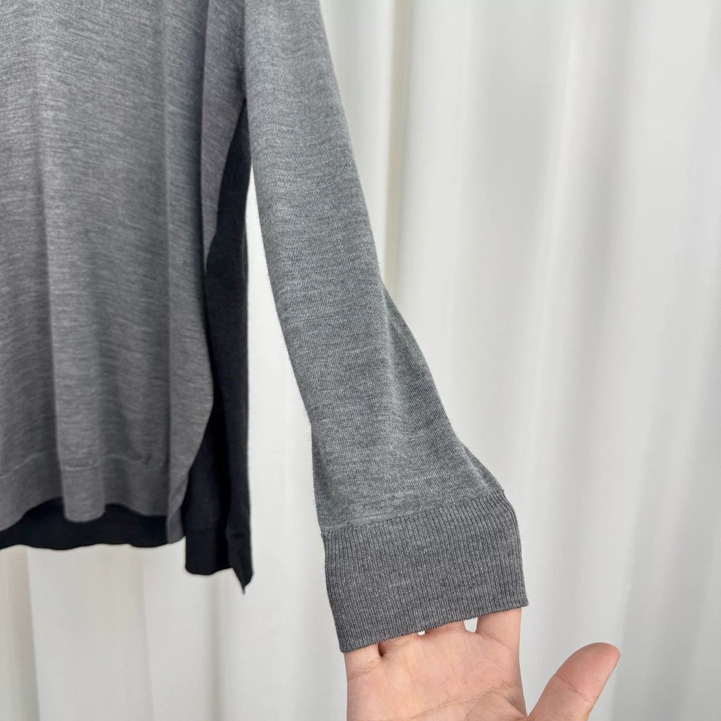 Louis Vuitton Louis Vuitton Gold Button V-Neck Sweater Size XS Size XS / US 0-2 / IT 36-38 - 5 Thumbnail