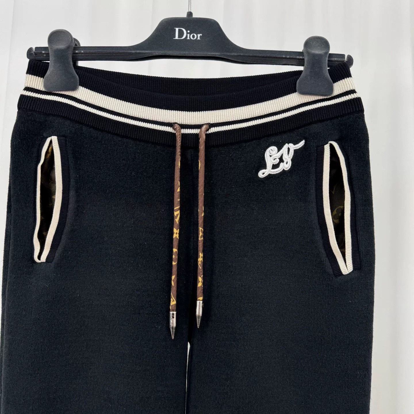 Louis Vuitton Louis Vuitton Embroidered Logo Sweatpants Size XS Size US 28 / EU 44 - 4 Thumbnail