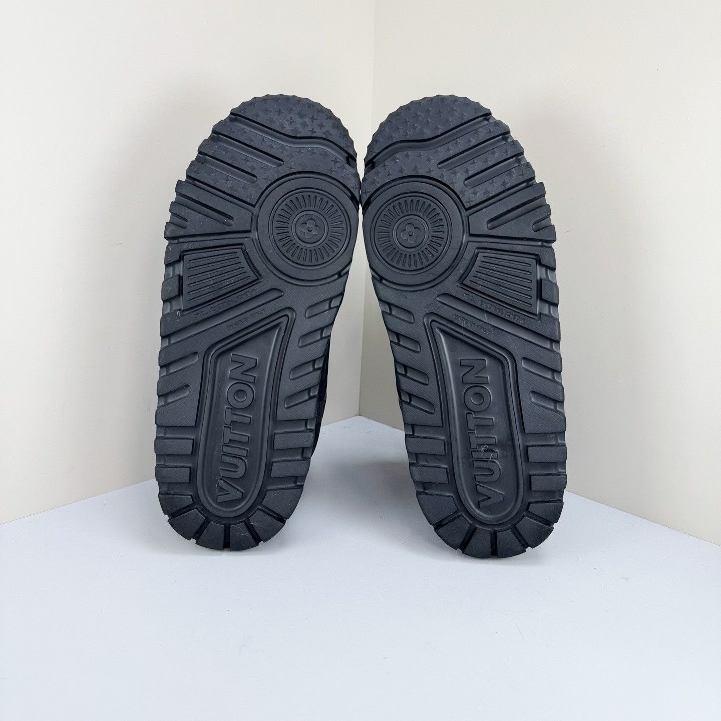 Louis Vuitton Louis Vuitton Trainer Sneakers Size 8.5 Size US 8.5 / EU 41-42 - 6 Thumbnail