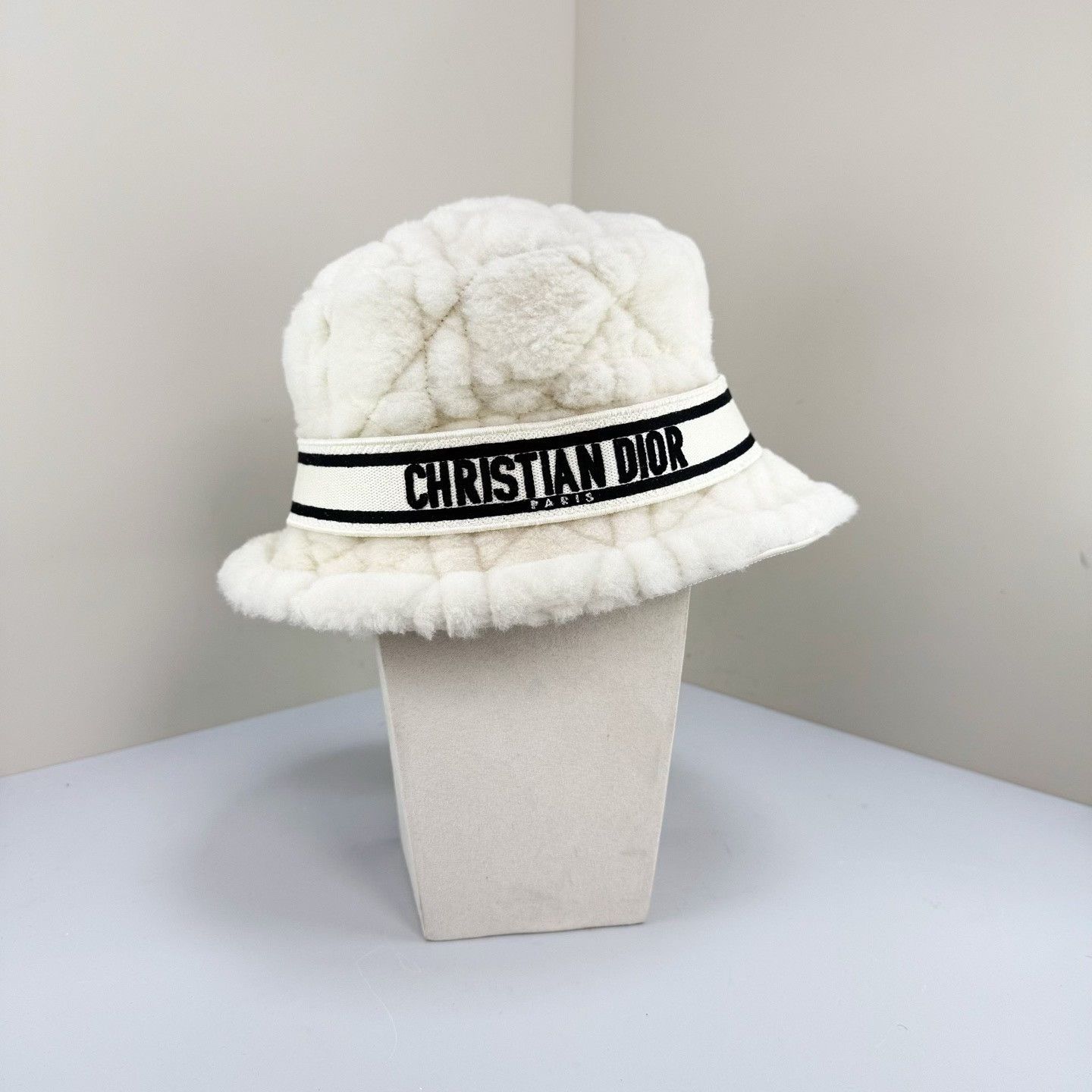 Dior Dior Shearling Bucket Hat Size 57 Size ONE SIZE - 2 Thumbnail