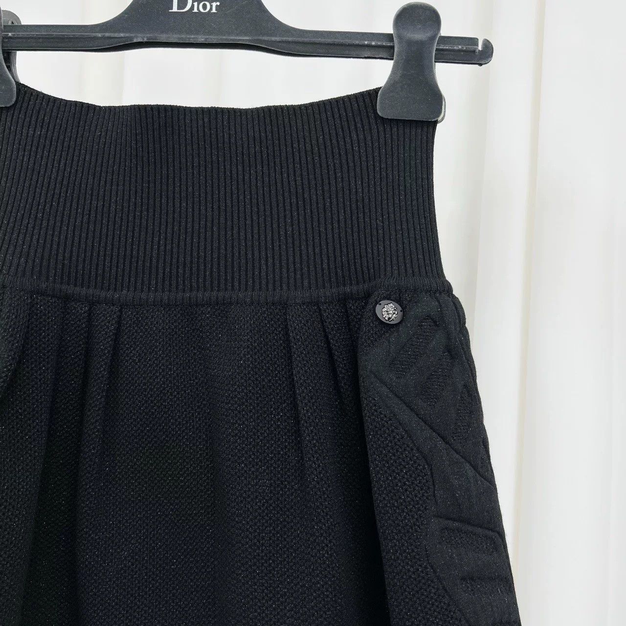 Chanel Chanel Embossed Logo Knit Skirt Size 38 Size 27" / US 4 / IT 40 - 4 Thumbnail
