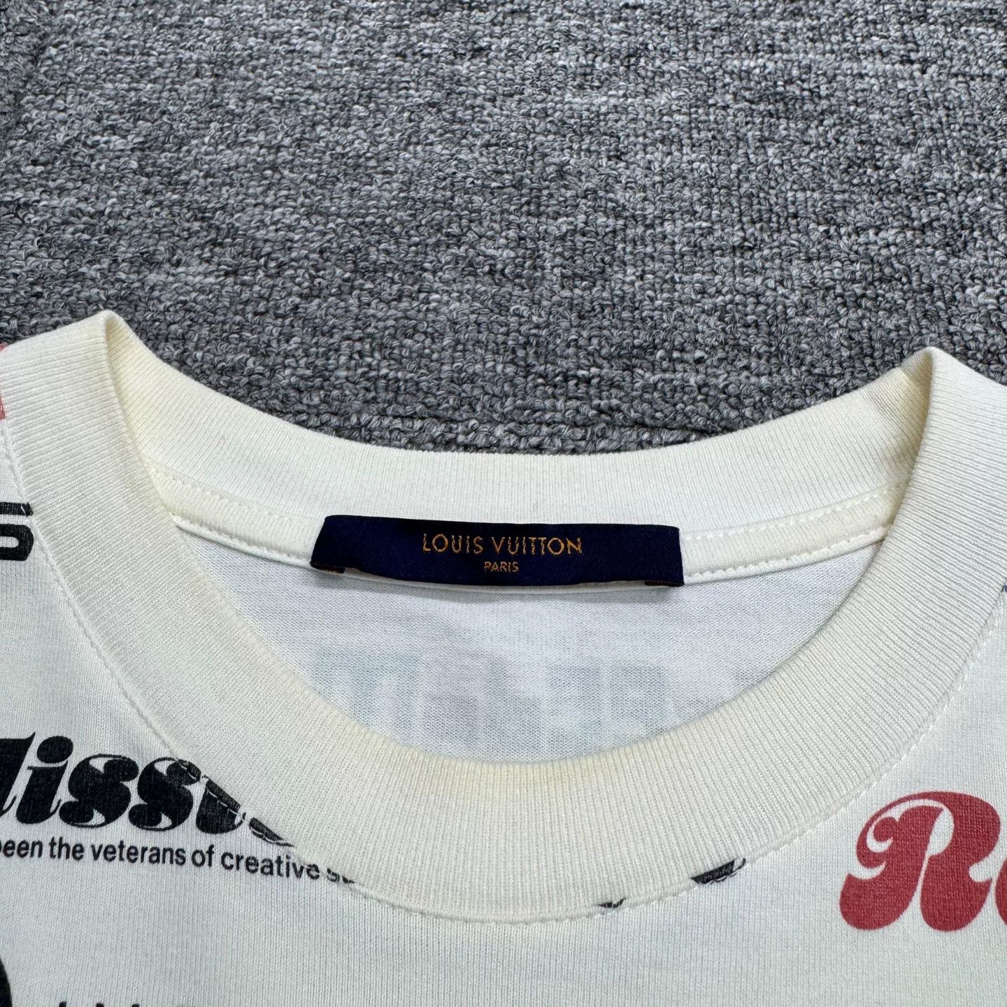 Louis Vuitton Louis Vuitton All-Over Graphic T-Shirt Size S Size US S / EU 44-46 / 1 - 4 Thumbnail