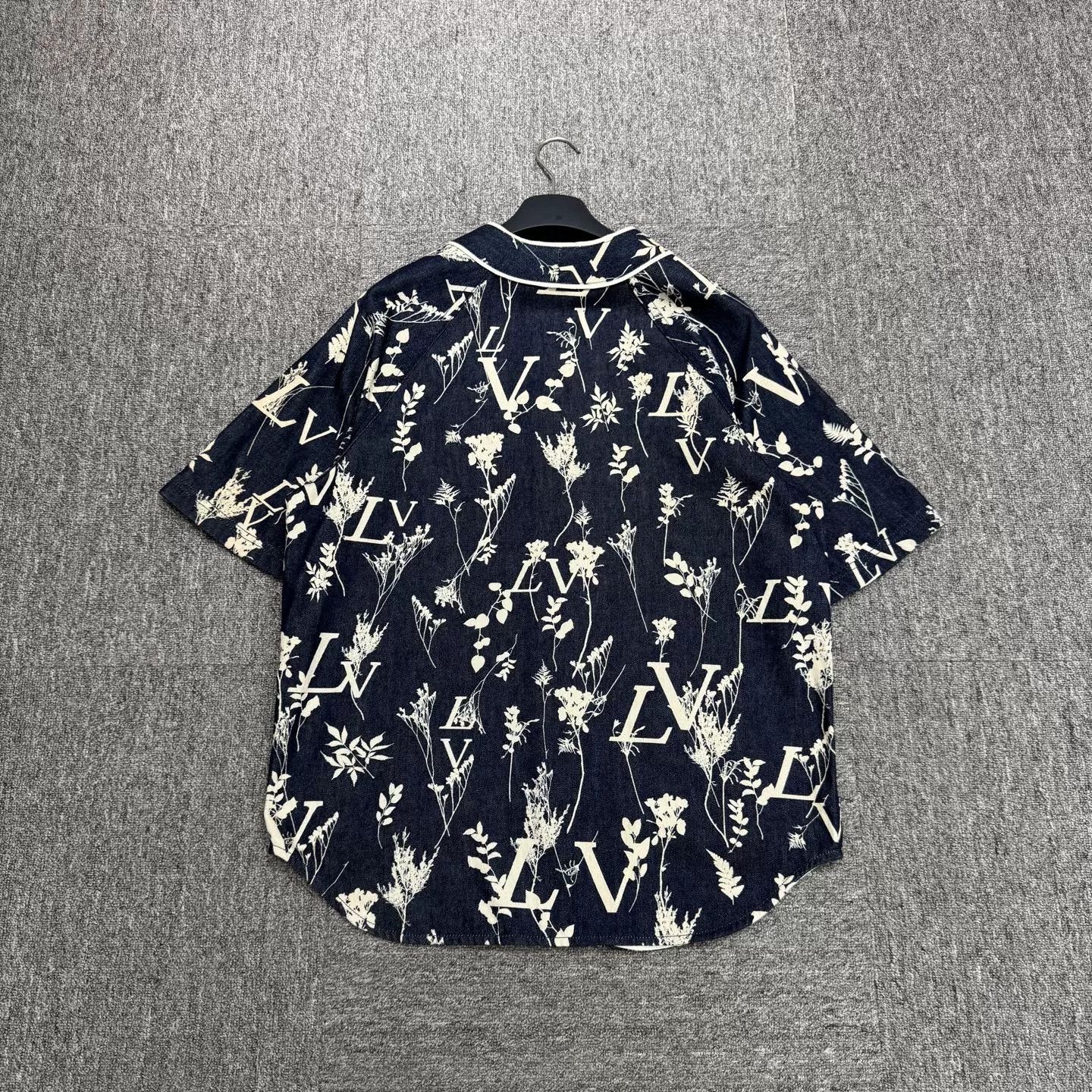 Louis Vuitton Louis Vuitton Floral Logo Button Up Shirt Size S Size US S / EU 44-46 / 1 - 8 Thumbnail
