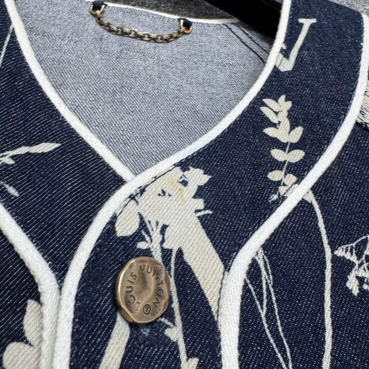Louis Vuitton Louis Vuitton Floral Logo Button Up Shirt Size S Size US S / EU 44-46 / 1 - 4 Thumbnail