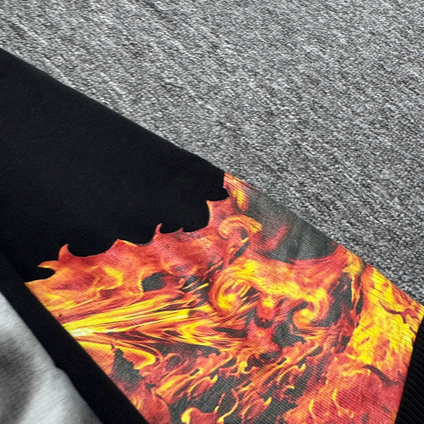 Givenchy Givenchy Flame Print Sweatshirt Size M Size US M / EU 48-50 / 2 - 5 Thumbnail
