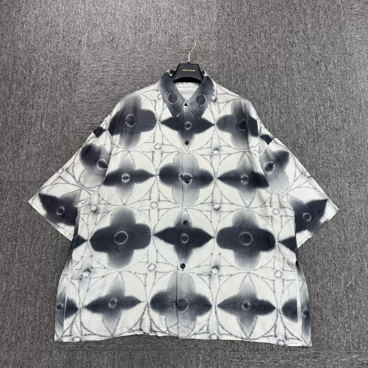 Louis Vuitton Louis Vuitton Monogram Silk Short Sleeve Shirt XL Size US XL / EU 56 / 4 - 2 Thumbnail