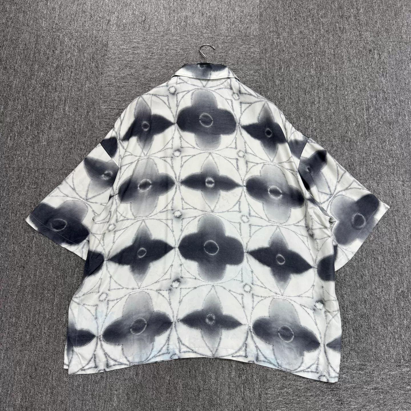 Louis Vuitton Louis Vuitton Monogram Silk Short Sleeve Shirt XL Size US XL / EU 56 / 4 - 6 Thumbnail