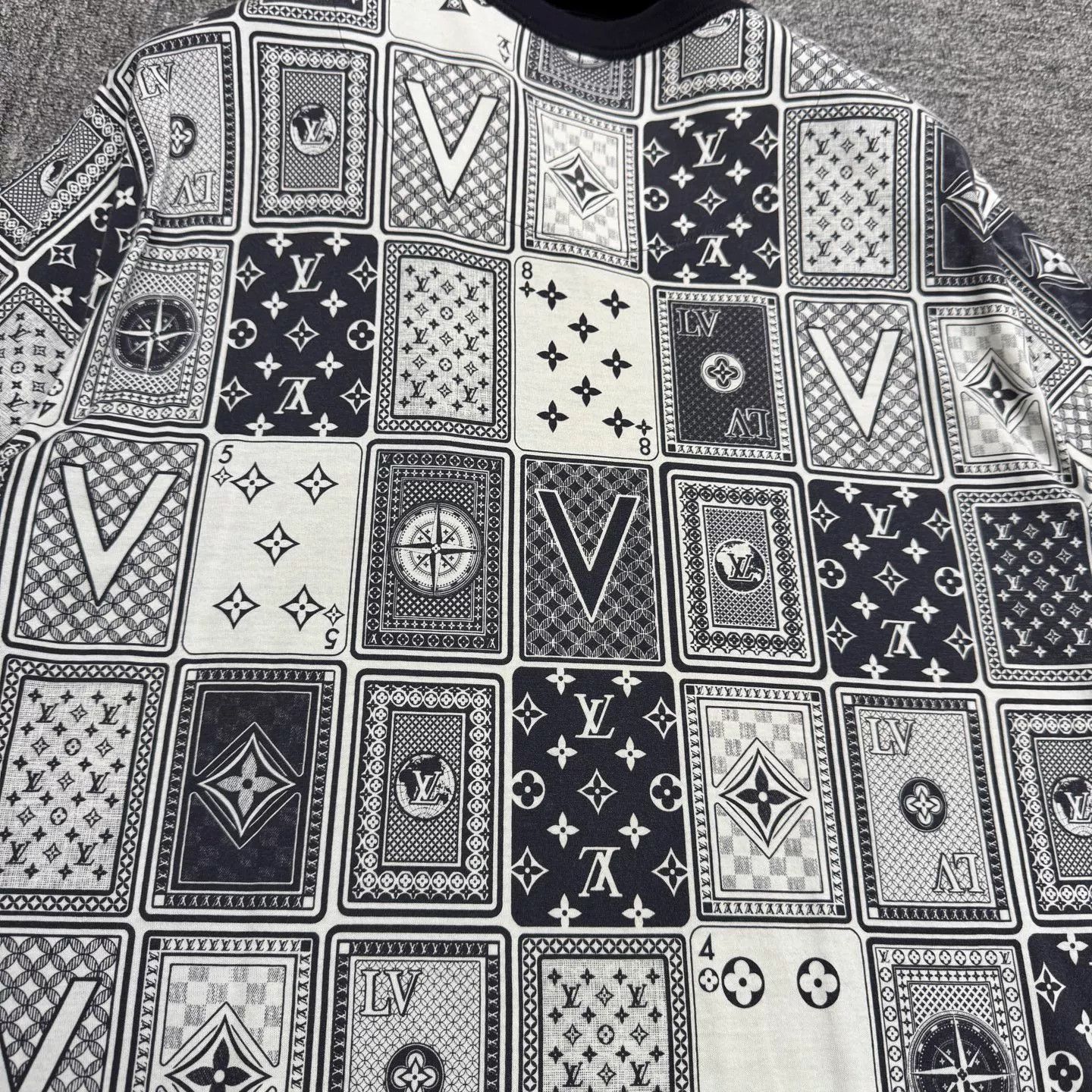 Louis Vuitton Louis Vuitton Playing Card T-Shirt Size L Size US L / EU 52-54 / 3 - 7 Thumbnail