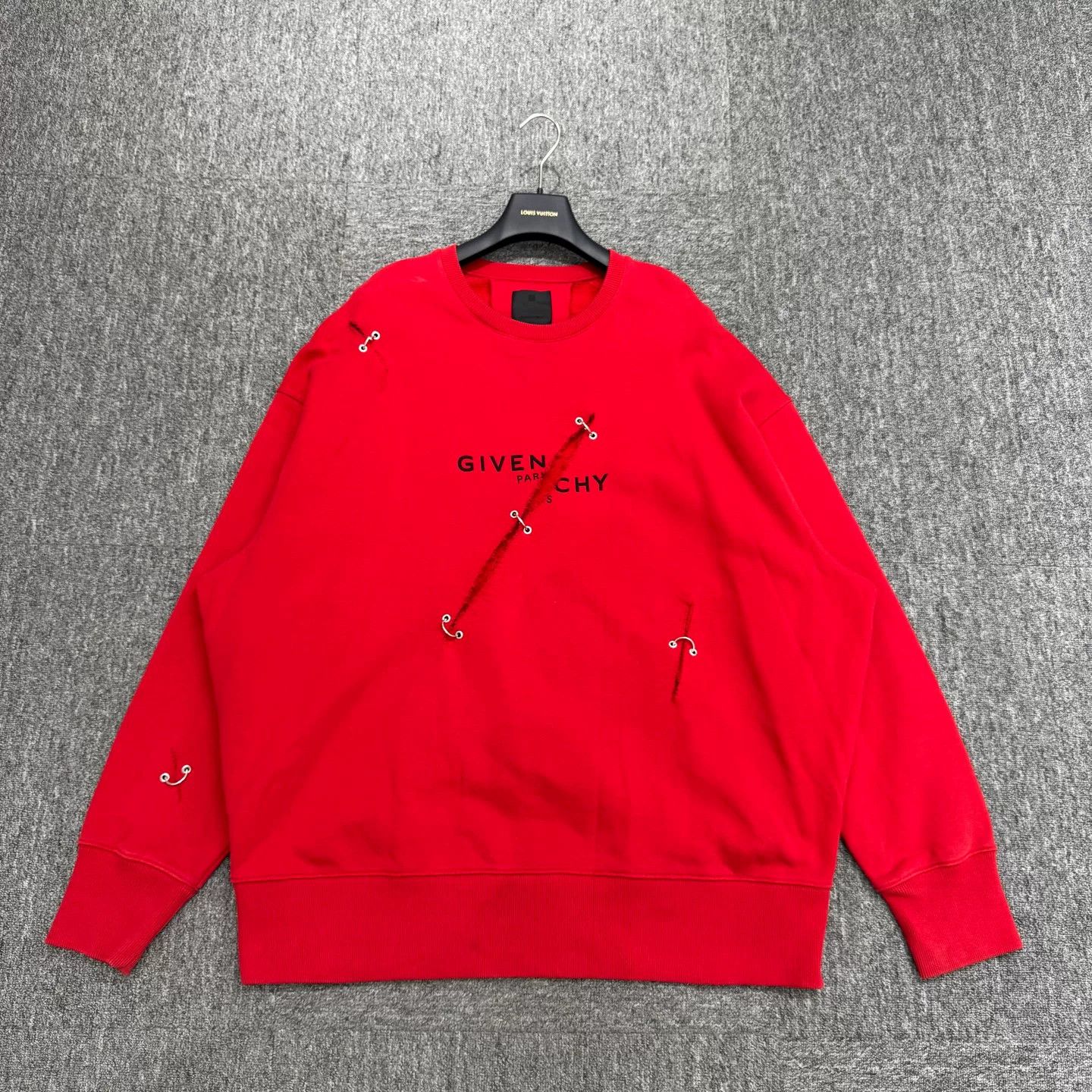 Givenchy Givenchy Metal Ring Sweatshirt Size L Size US L / EU 52-54 / 3 - 2 Thumbnail