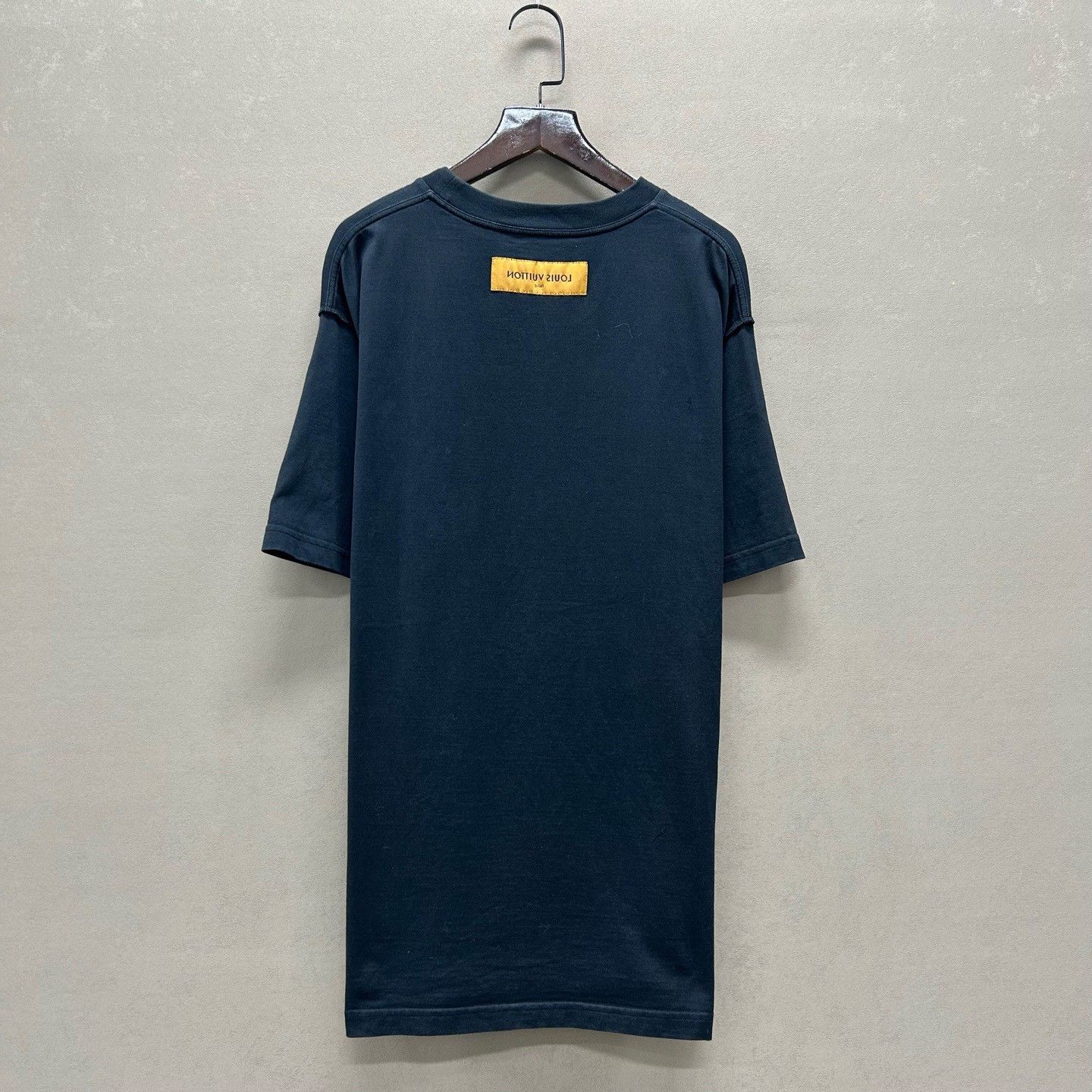 Louis Vuitton Louis Vuitton Embossed Logo T-Shirt Size L Size US L / EU 52-54 / 3 - 3 Thumbnail