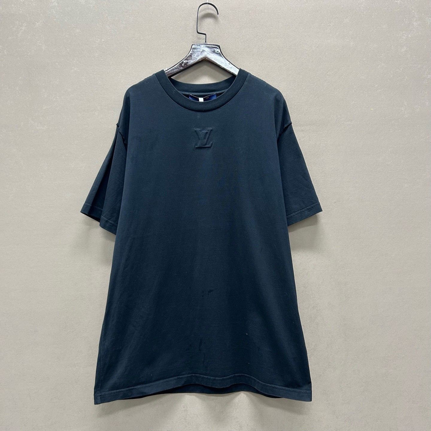 Louis Vuitton Louis Vuitton Embossed Logo T-Shirt Size L Size US L / EU 52-54 / 3 - 2 Thumbnail