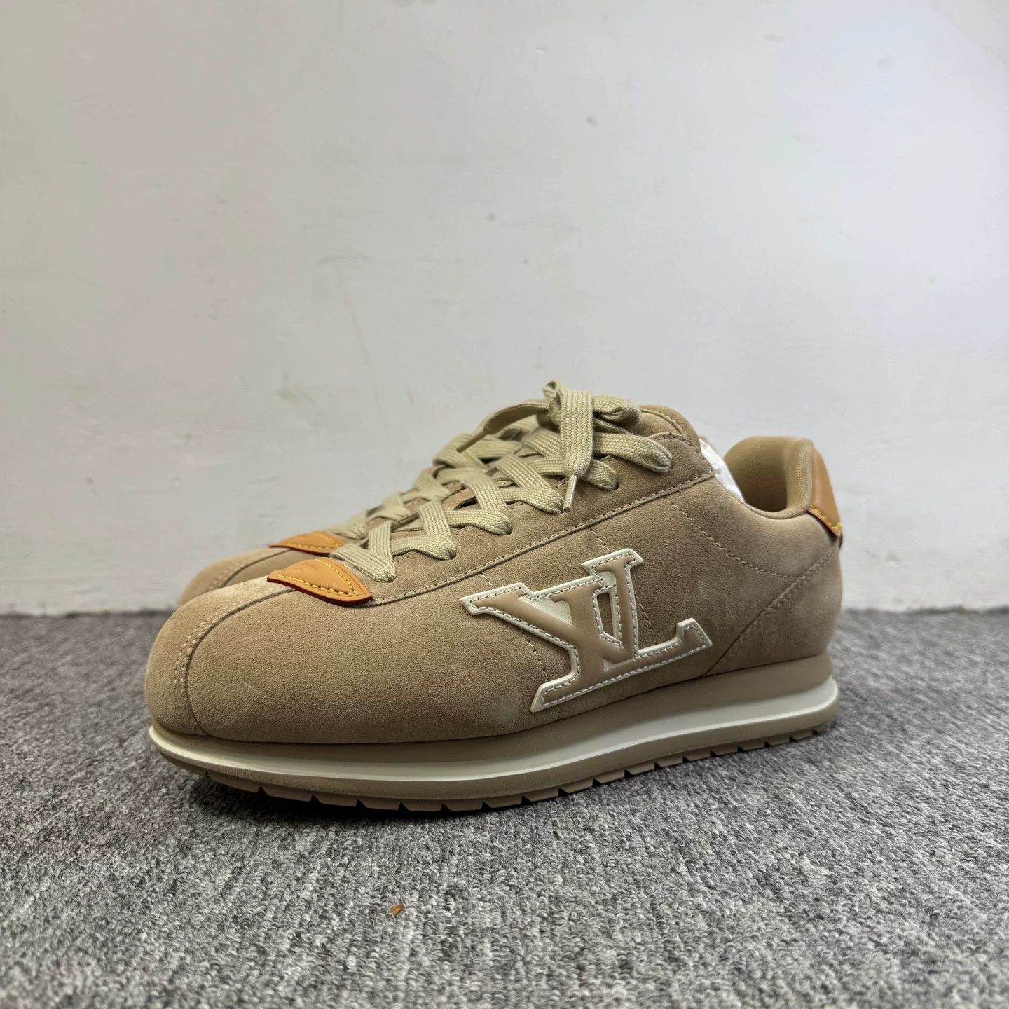 Louis Vuitton Louis Vuitton Beige Suede Sneakers Size 9 Size US 9 / EU 42 - 2 Thumbnail