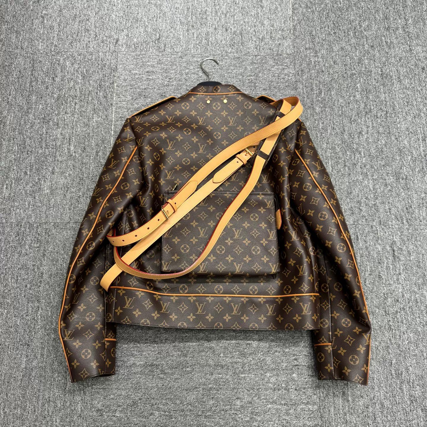 Louis Vuitton Louis Vuitton Monogram Strap Jacket Size 44 Size US S / EU 44-46 / 1 - 6 Thumbnail