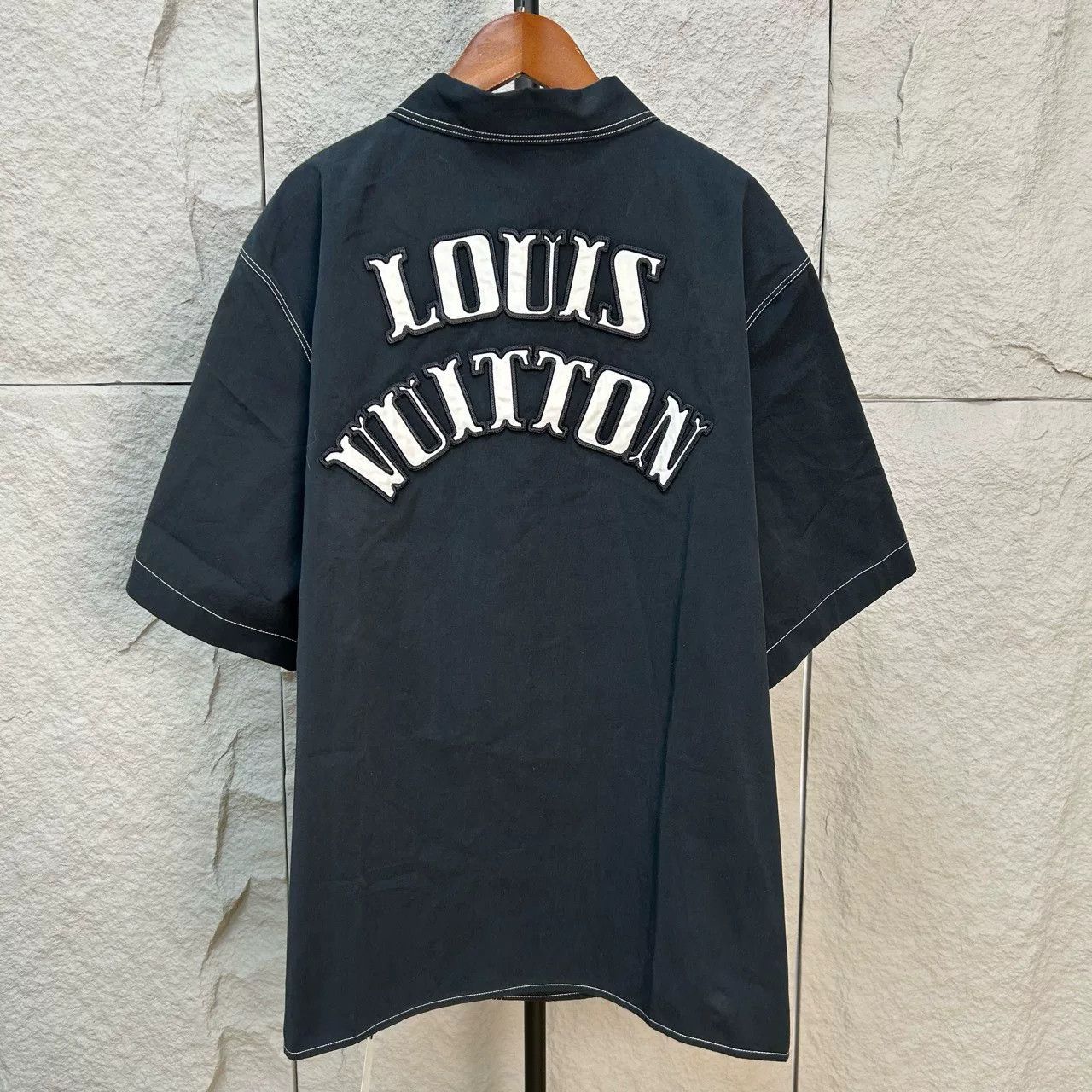Louis Vuitton Louis Vuitton Embroidered Logo Short Sleeve Shirt XL Size US XL / EU 56 / 4 - 3 Thumbnail