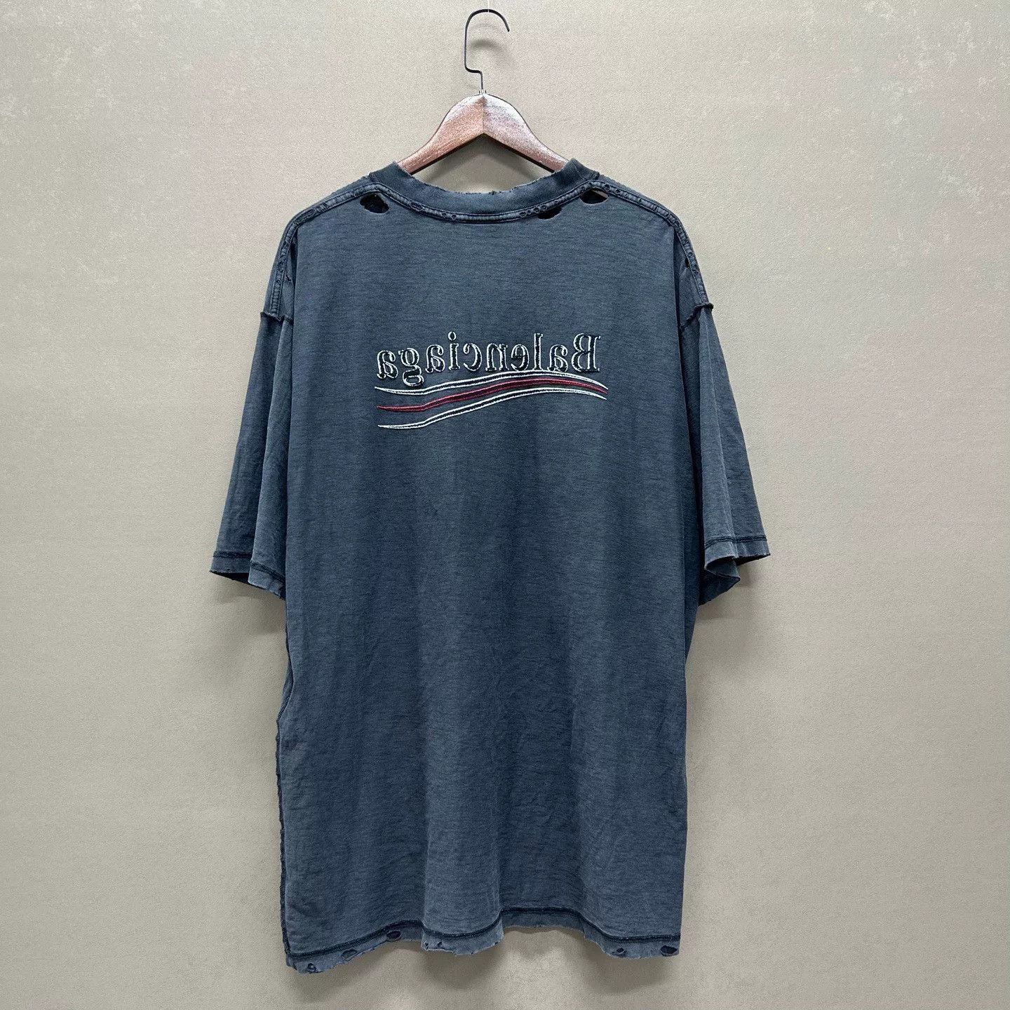 Balenciaga Balenciaga Distressed Logo T-Shirt Size L Size US L / EU 52-54 / 3 - 3 Thumbnail