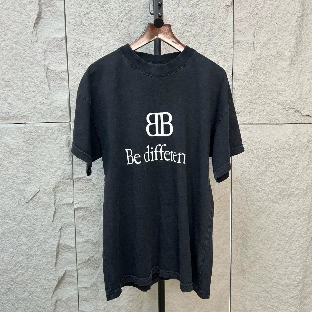 Balenciaga Balenciaga Be Differen Logo T-Shirt Size XS Size US XS / EU 42 / 0 - 2 Thumbnail