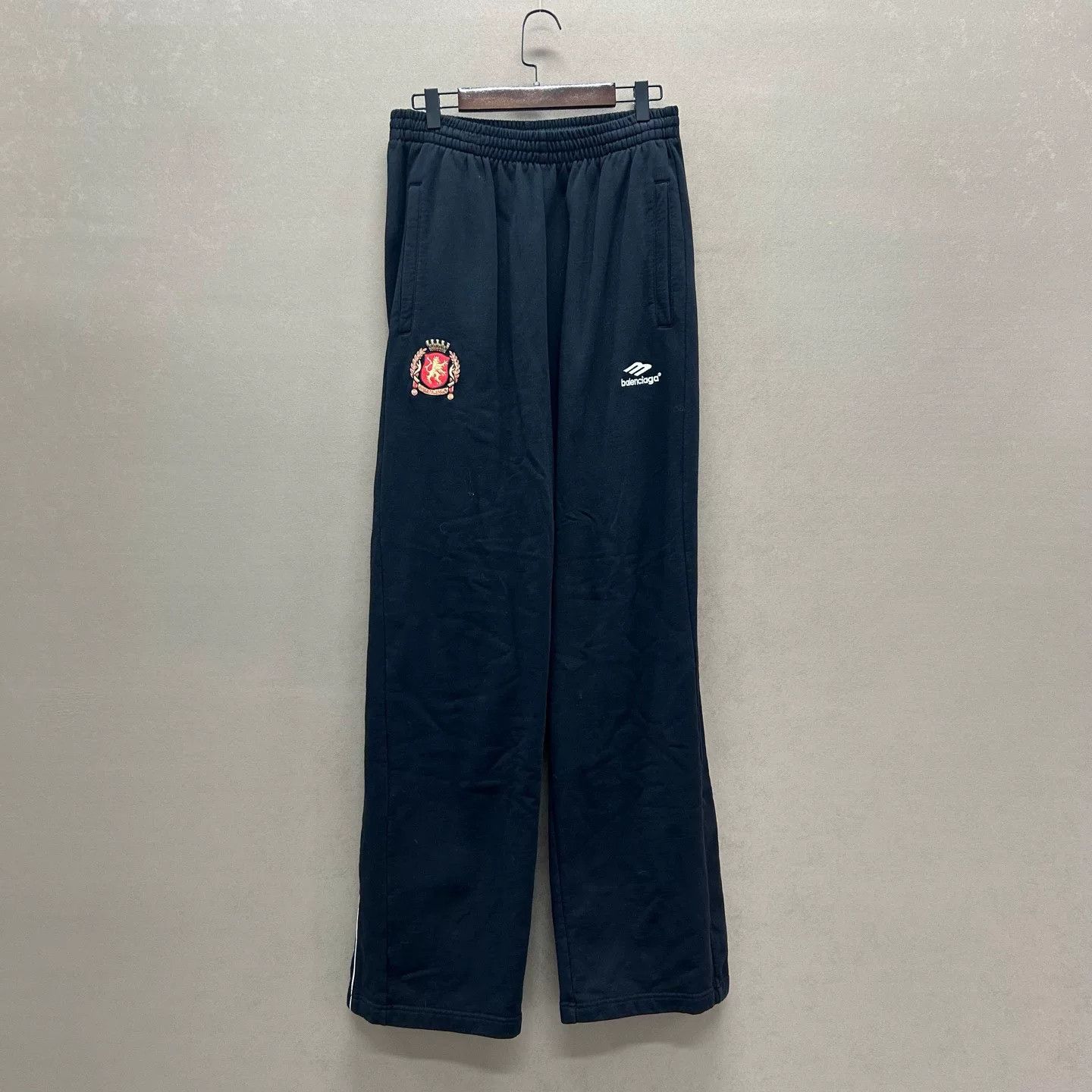 Balenciaga Balenciaga Crest Logo Sweatpants Size XS Size US 28 / EU 44 - 2 Thumbnail