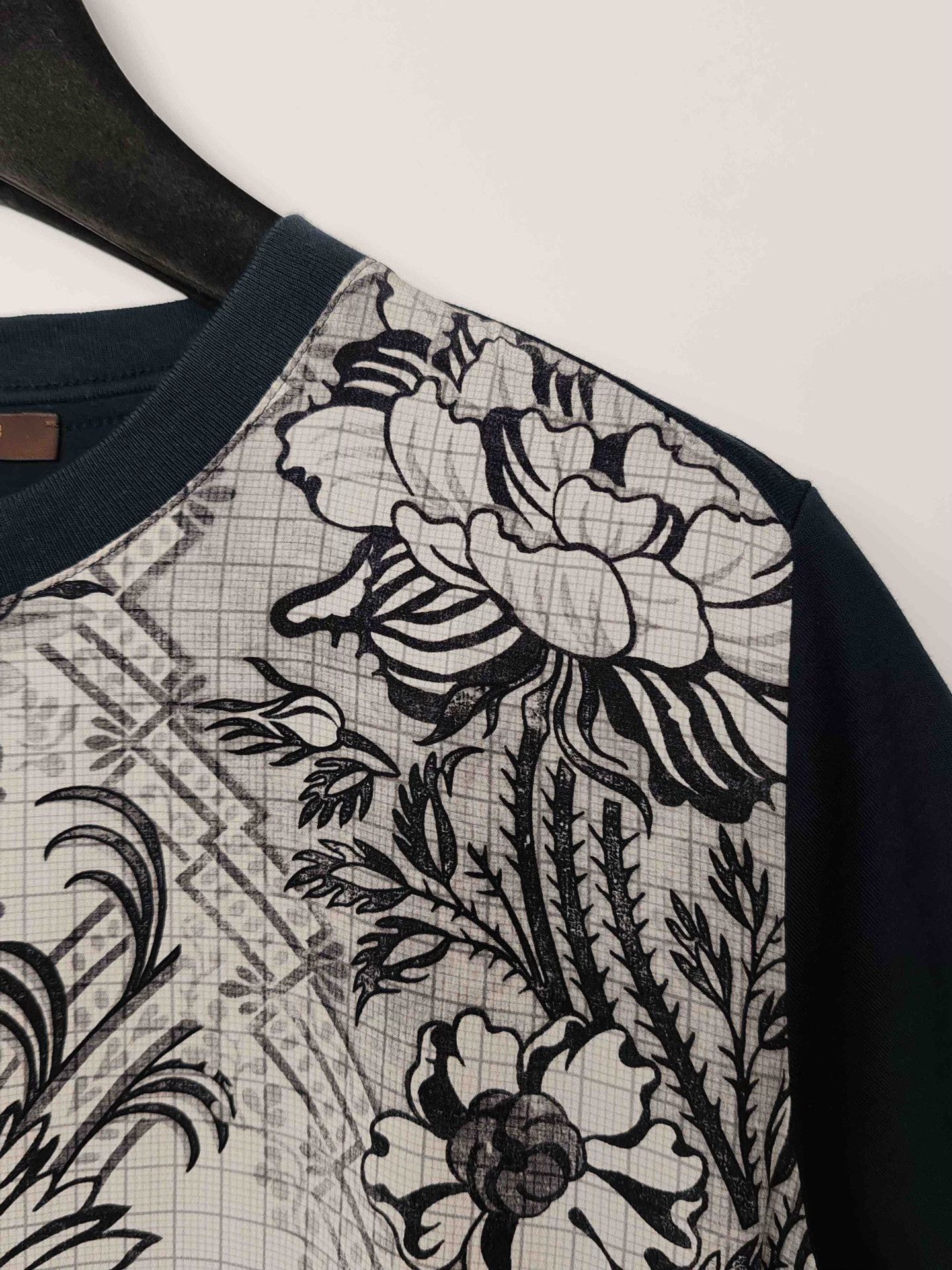 Louis Vuitton Louis Vuitton Floral Silk Panel T-Shirt Size S Size S / US 4 / IT 40 - 5 Thumbnail