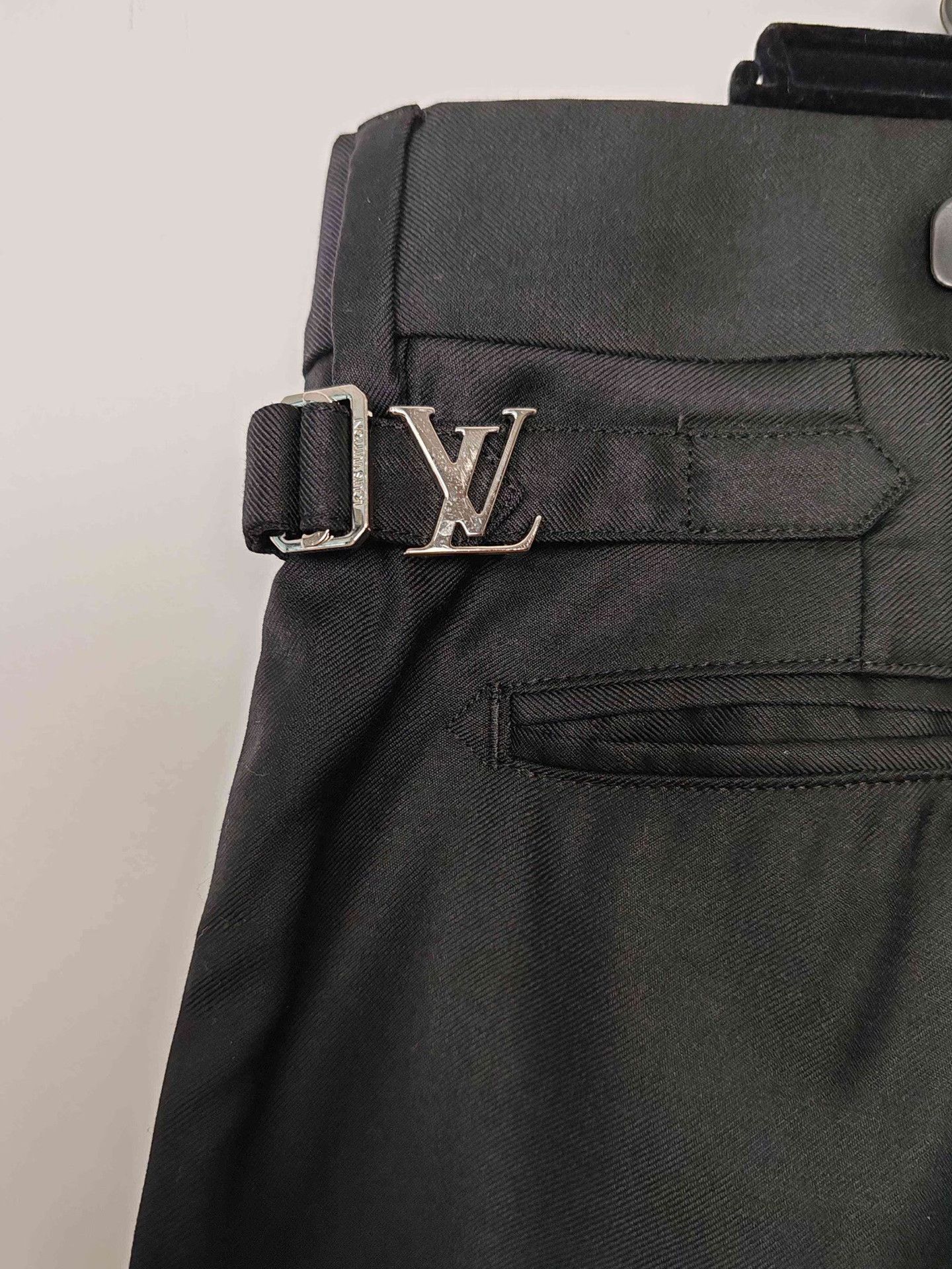 Louis Vuitton Louis Vuitton Metal Logo Trousers Size 32 Size US 32 / EU 48 - 5 Thumbnail