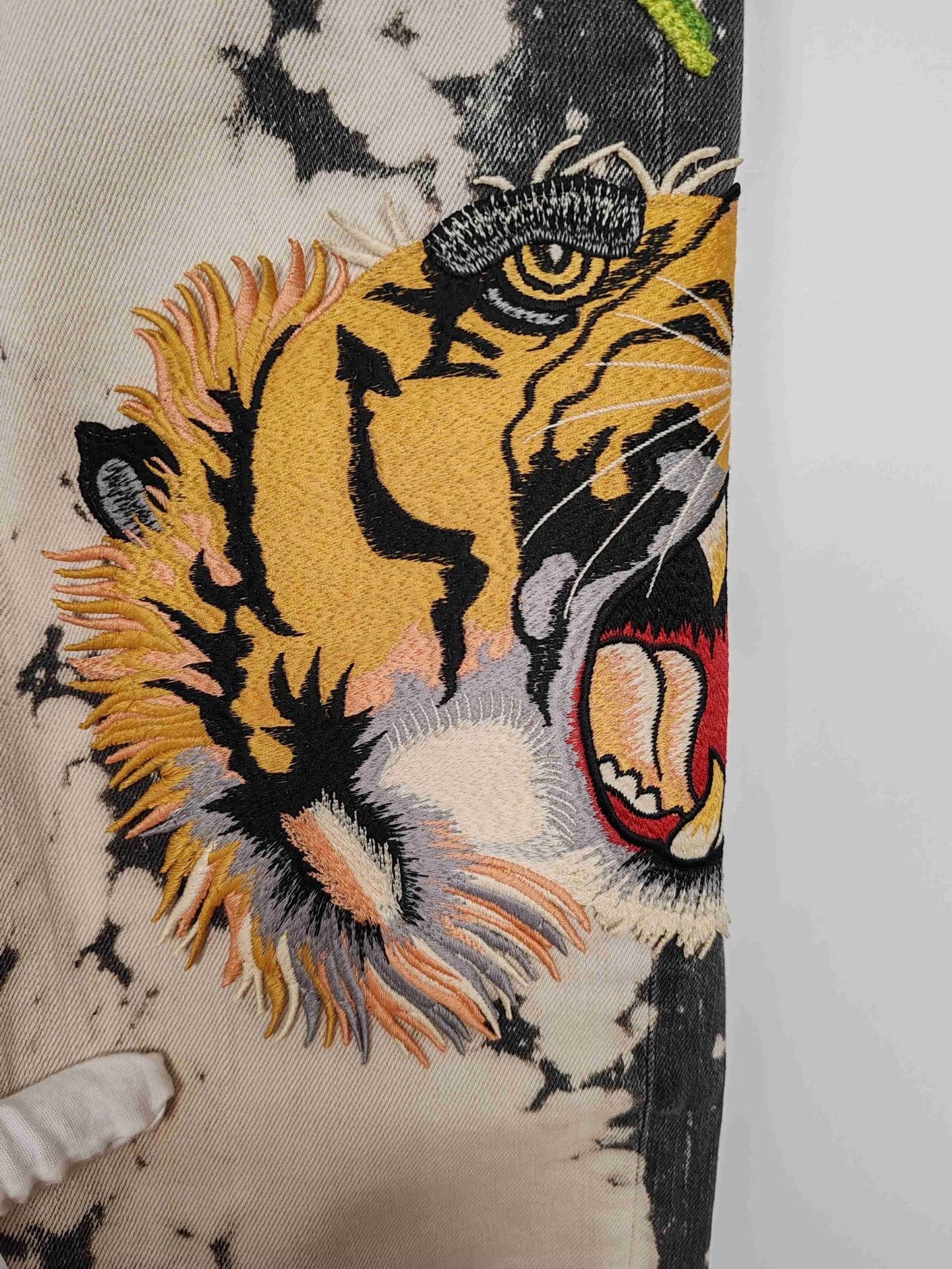 Gucci Gucci Floral Tiger Embroidery Jeans Size 24 Size 24" / US 00 / IT 34 - 5 Thumbnail