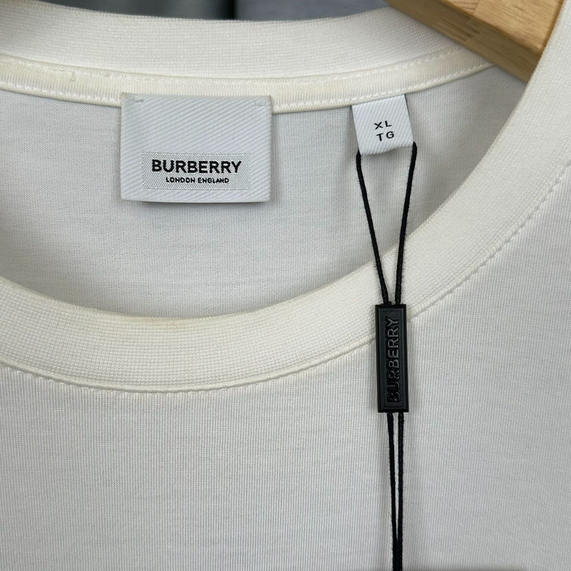 Burberry Burberry Circle Logo Embroidered T-Shirt XL Size US XL / EU 56 / 4 - 4 Thumbnail