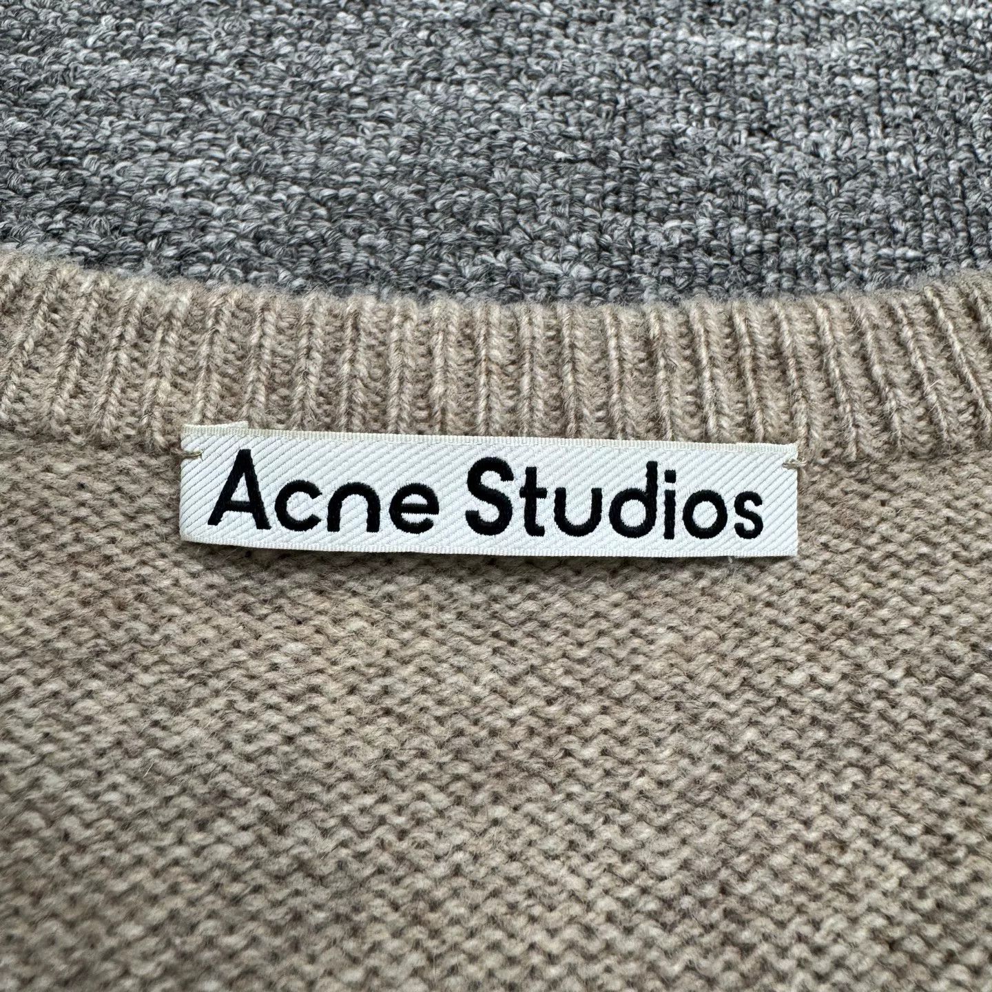 Acne Studios Acne Studios V-Neck Wool Cashmere Sweater Size XXL Size US XXL / EU 58 / 5 - 3 Thumbnail