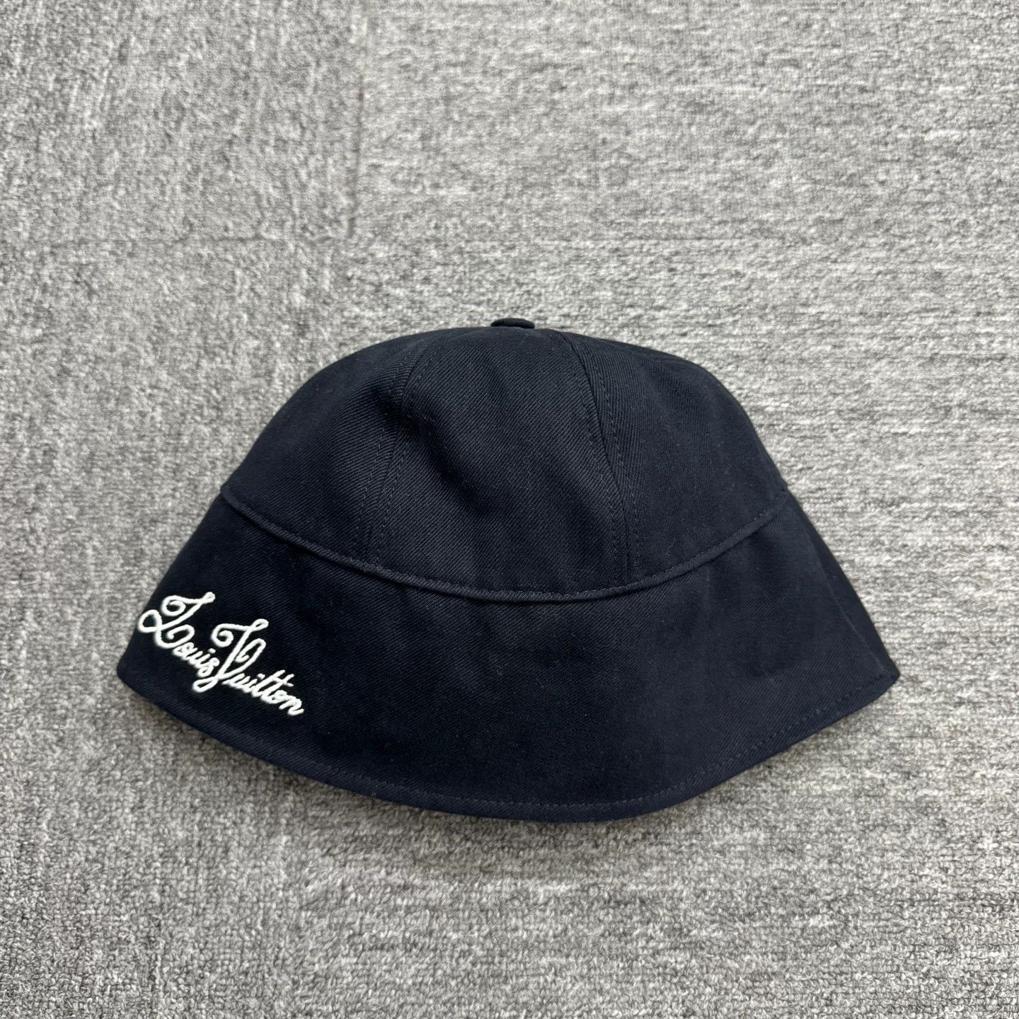 Louis Vuitton Louis Vuitton Embroidered Logo Bucket Hat ONE SIZE Size ONE SIZE - 2 Thumbnail