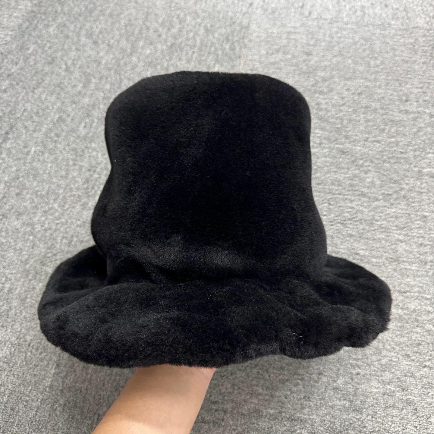 Louis Vuitton Louis Vuitton Lambskin Fur Hat Size ONE SIZE - 2 Thumbnail