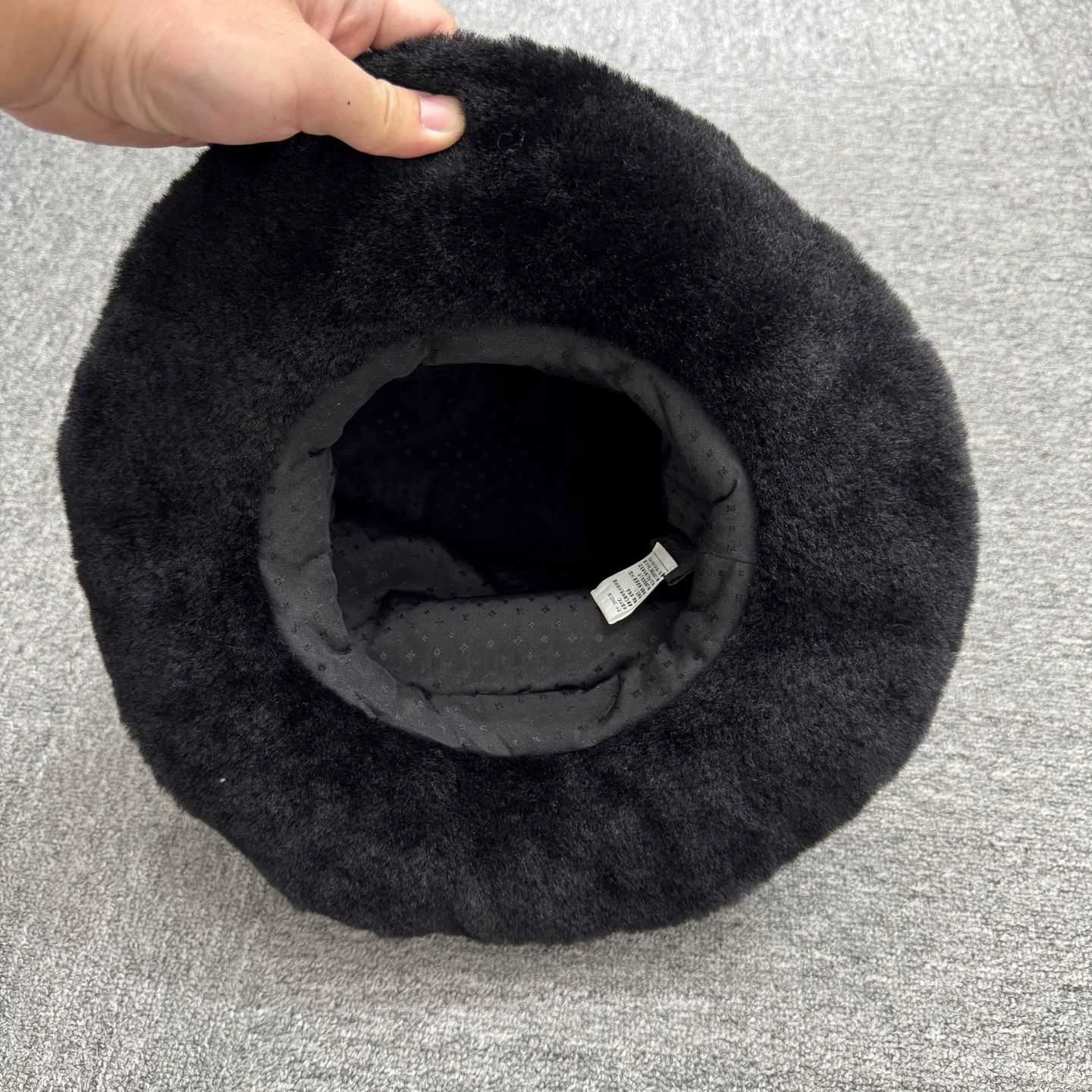 Louis Vuitton Louis Vuitton Lambskin Fur Hat Size ONE SIZE - 3 Thumbnail