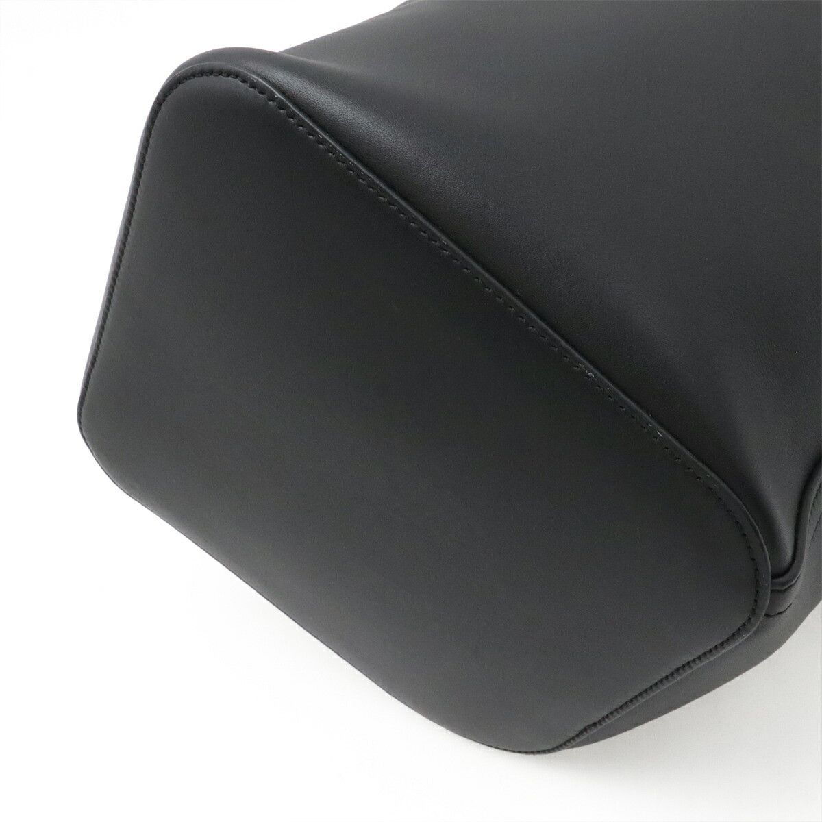 Loewe Loewe Loewe Pebble Bucket Smooth Calf Leather Shoulder Bag Leather Crossbody Bag AANBBBWX01 DUTY FREE for USA Size ONE SIZE - 3 Thumbnail
