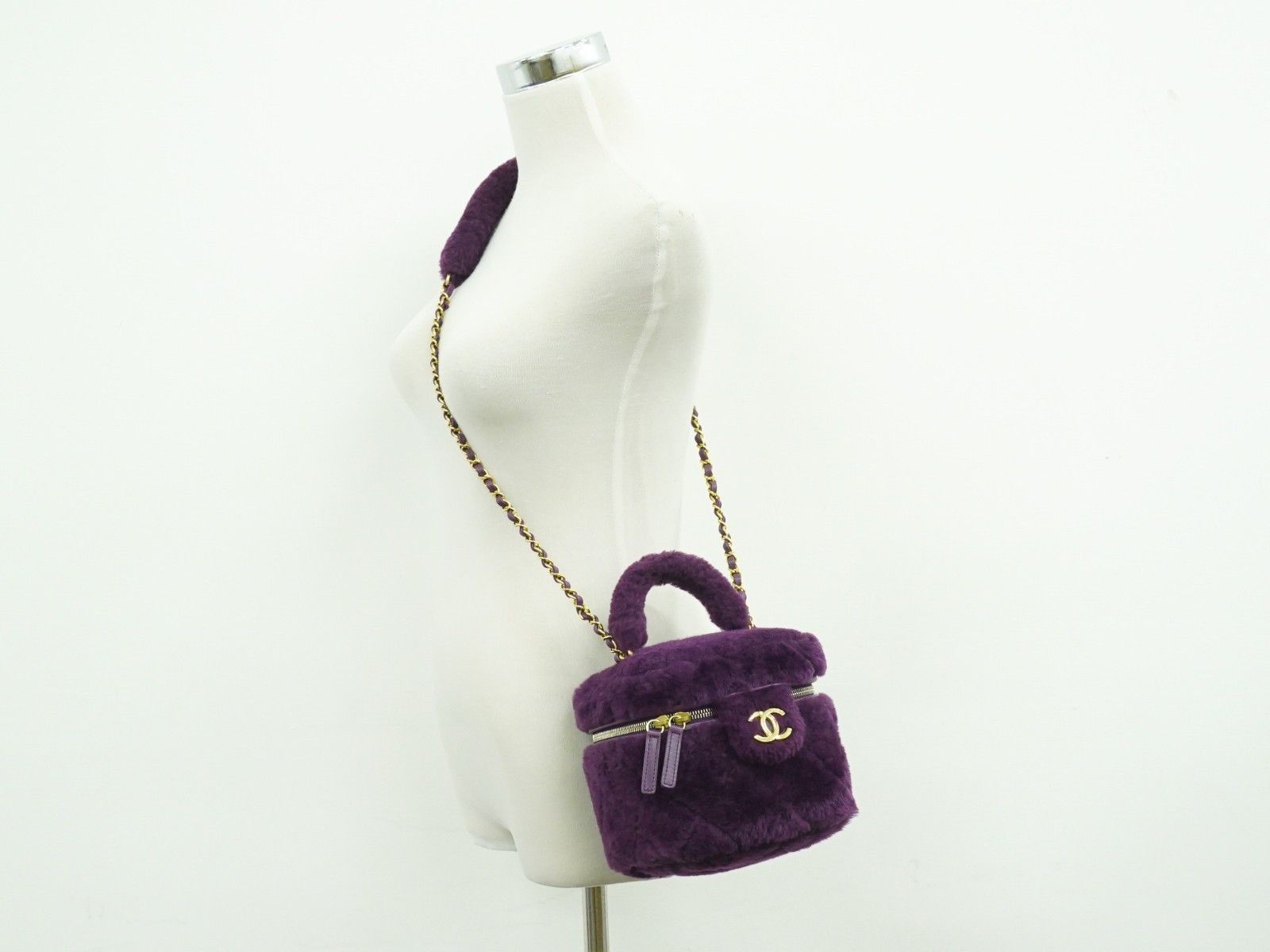 Chanel Chanel Coconing Top Handle Vanity Case with Chain Quilted Shearling Size ONE SIZE - 13 Thumbnail