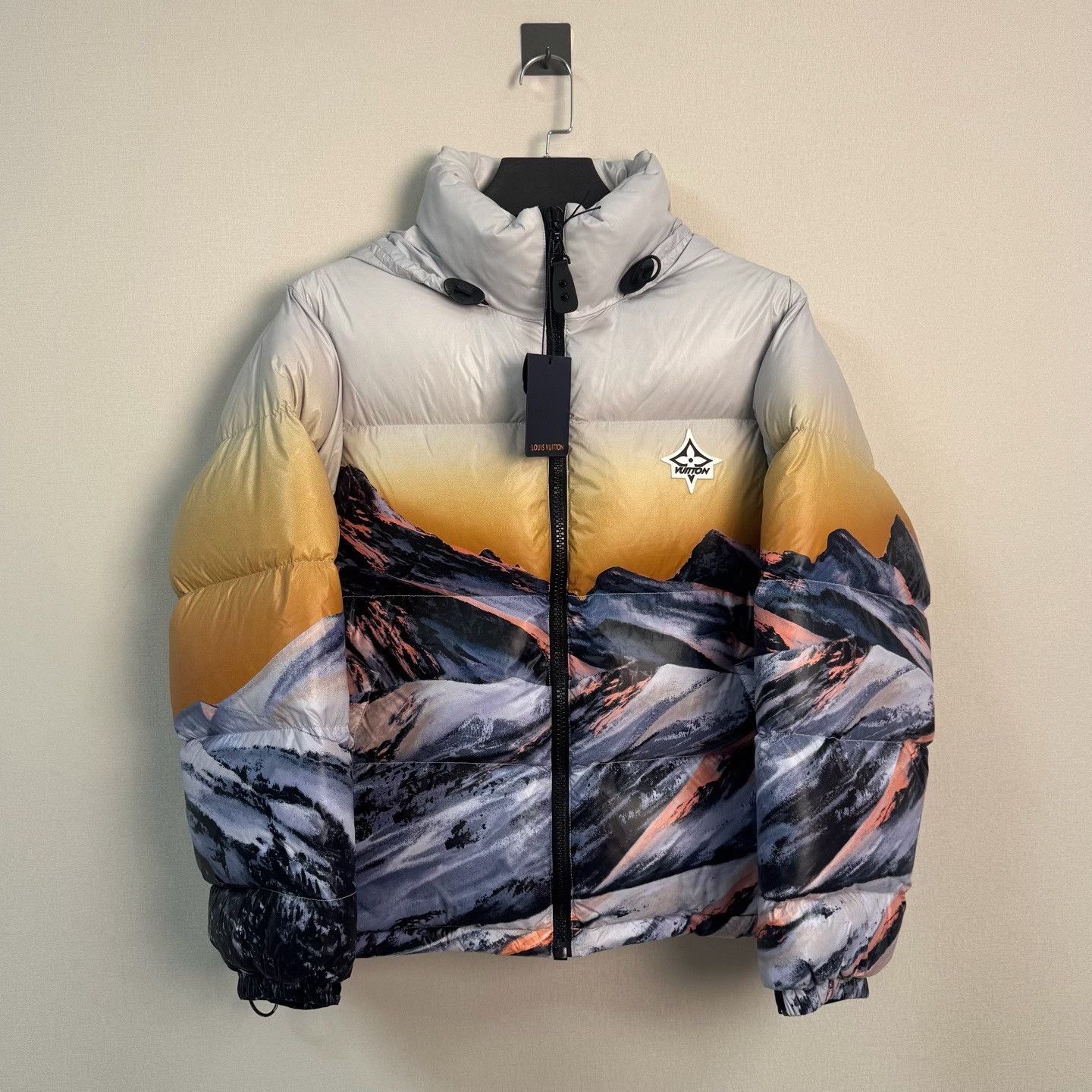 Louis Vuitton Louis Vuitton Mountain Landscape Puffer Jacket Size 34 Size XS / US 0-2 / IT 36-38 - 2 Thumbnail