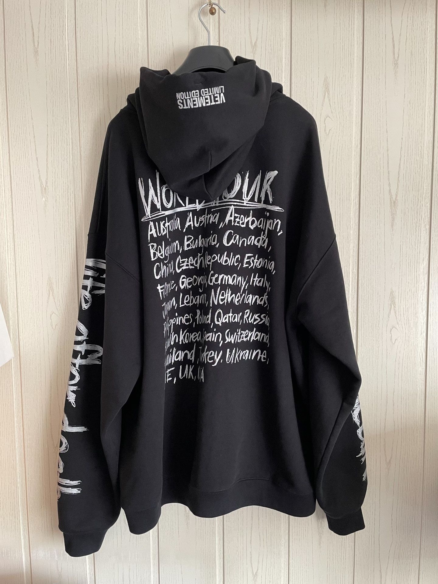 Vetements Vetements World Tour Hoodie Size M Size US M / EU 48-50 / 2 - 3 Thumbnail