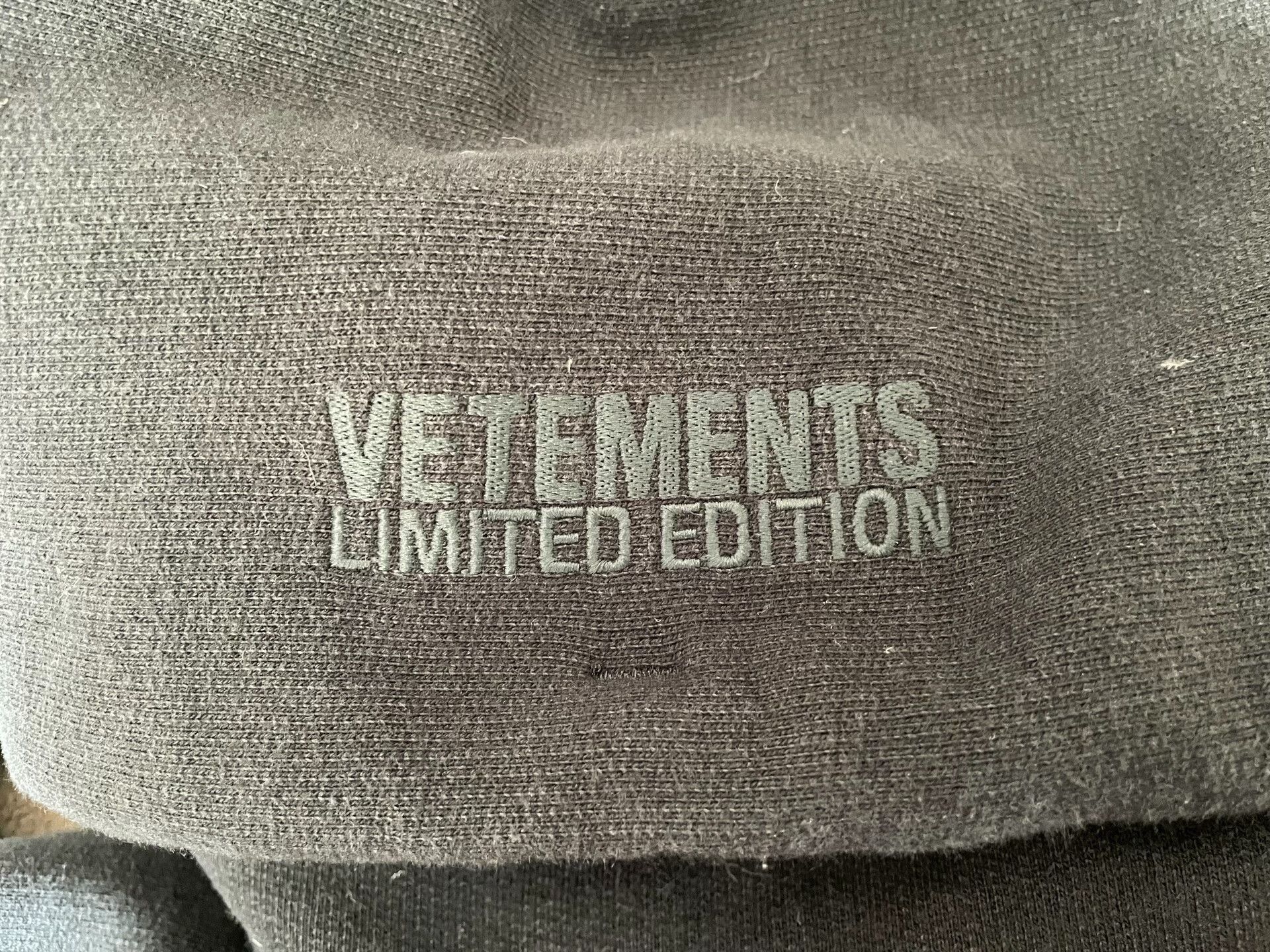 Vetements VETEMENTS Limited Edition Logo Hoodie Size M Size US M / EU 48-50 / 2 - 8 Thumbnail