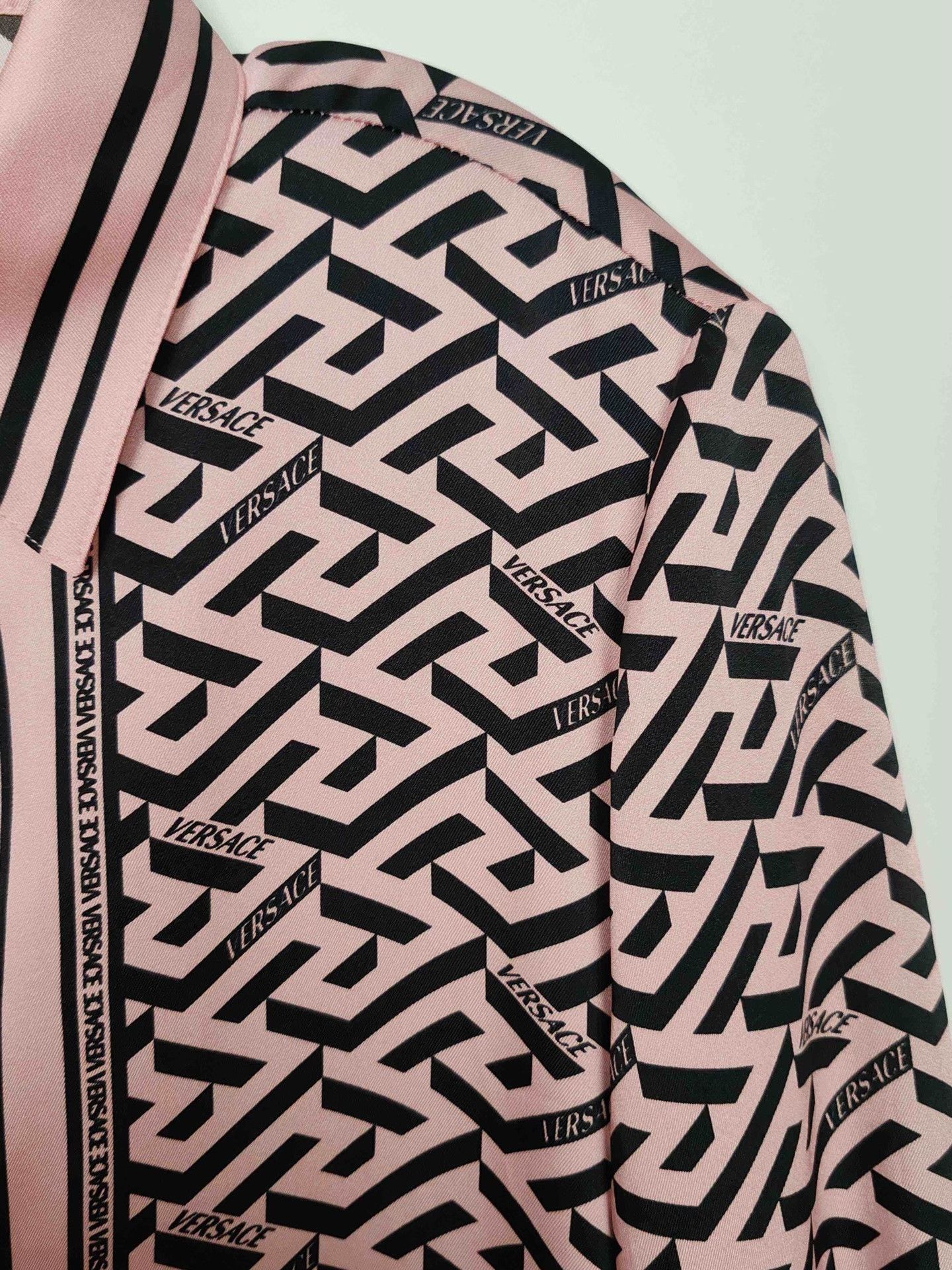 Versace Versace Logo Print Button Up Shirt Size 36 Size XS / US 0-2 / IT 36-38 - 5 Thumbnail