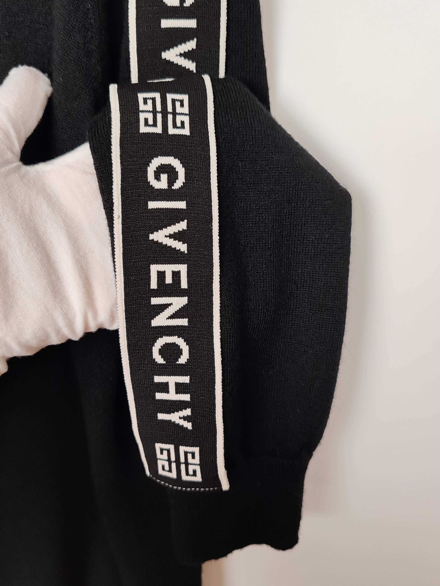 Givenchy Givenchy Logo Tape Cardigan Size M Size US M / EU 48-50 / 2 - 5 Thumbnail