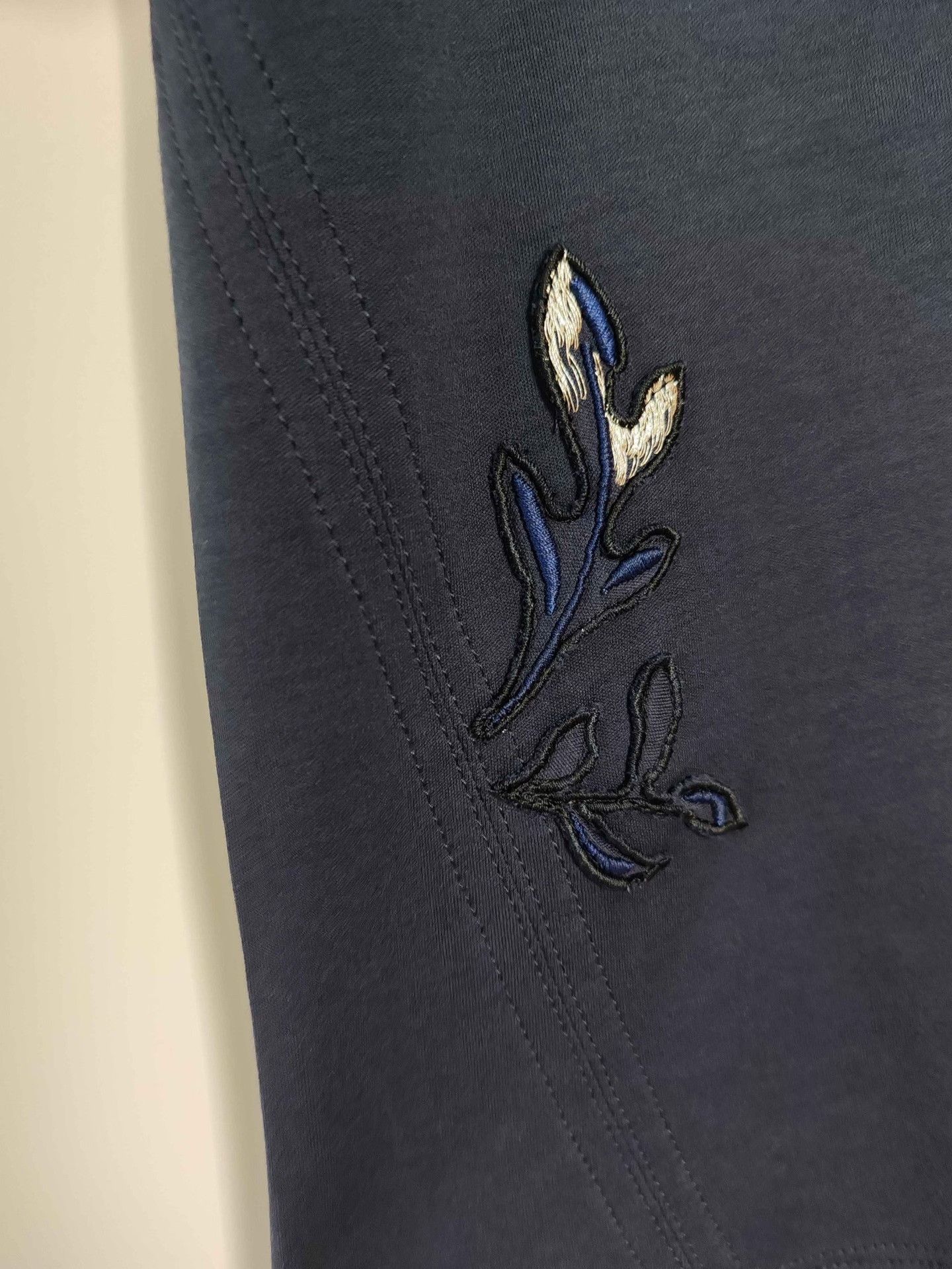 Louis Vuitton Louis Vuitton Navy Leaf Embroidered T-Shirt Size M Size M / US 6-8 / IT 42-44 - 6 Thumbnail