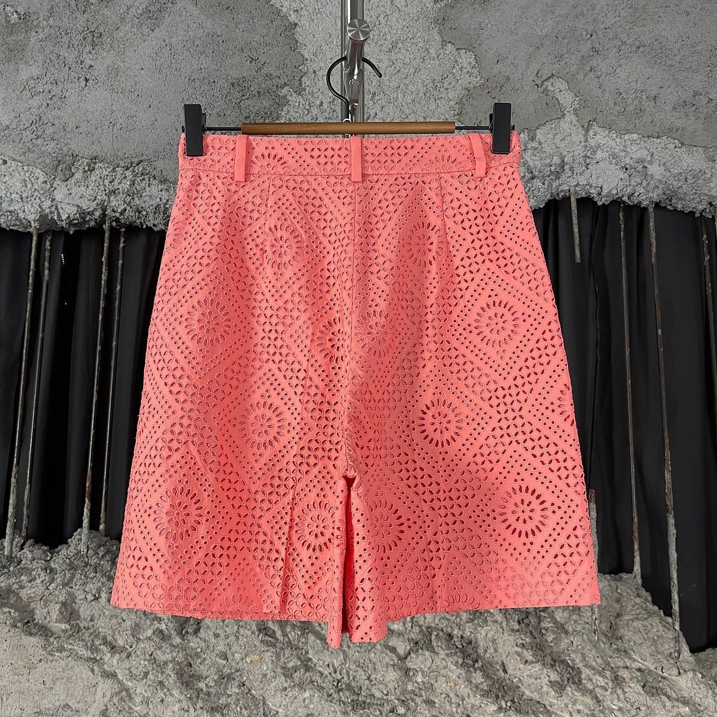 Loro Piana Loro Piana Eyelet Embroidery Shorts Size 38 Size 26" / US 2 / IT 38 - 2 Thumbnail