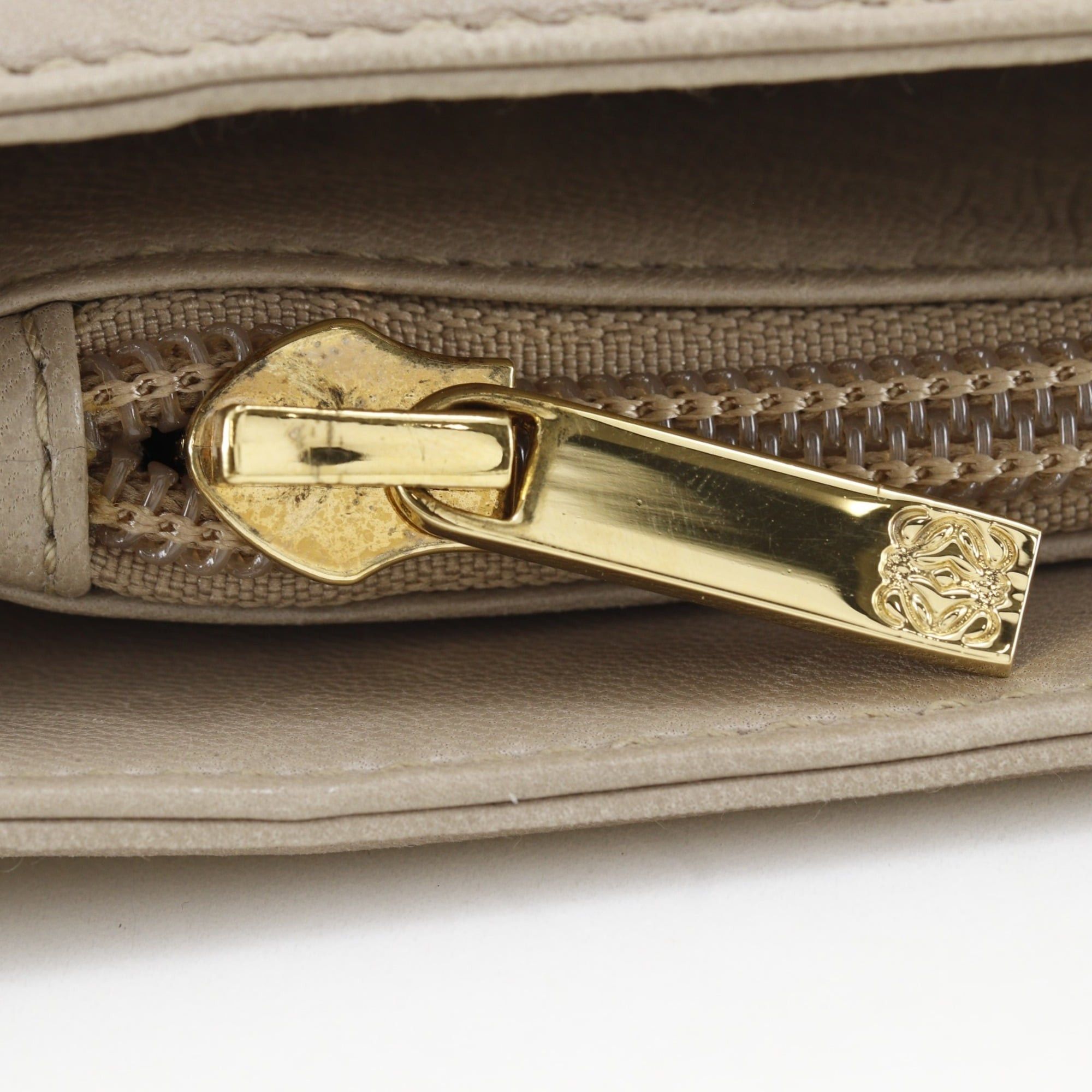 Loewe Loewe Shoulder Bag, Lambskin, Beige, A5 Size, Women's Size ONE SIZE - 16 Thumbnail