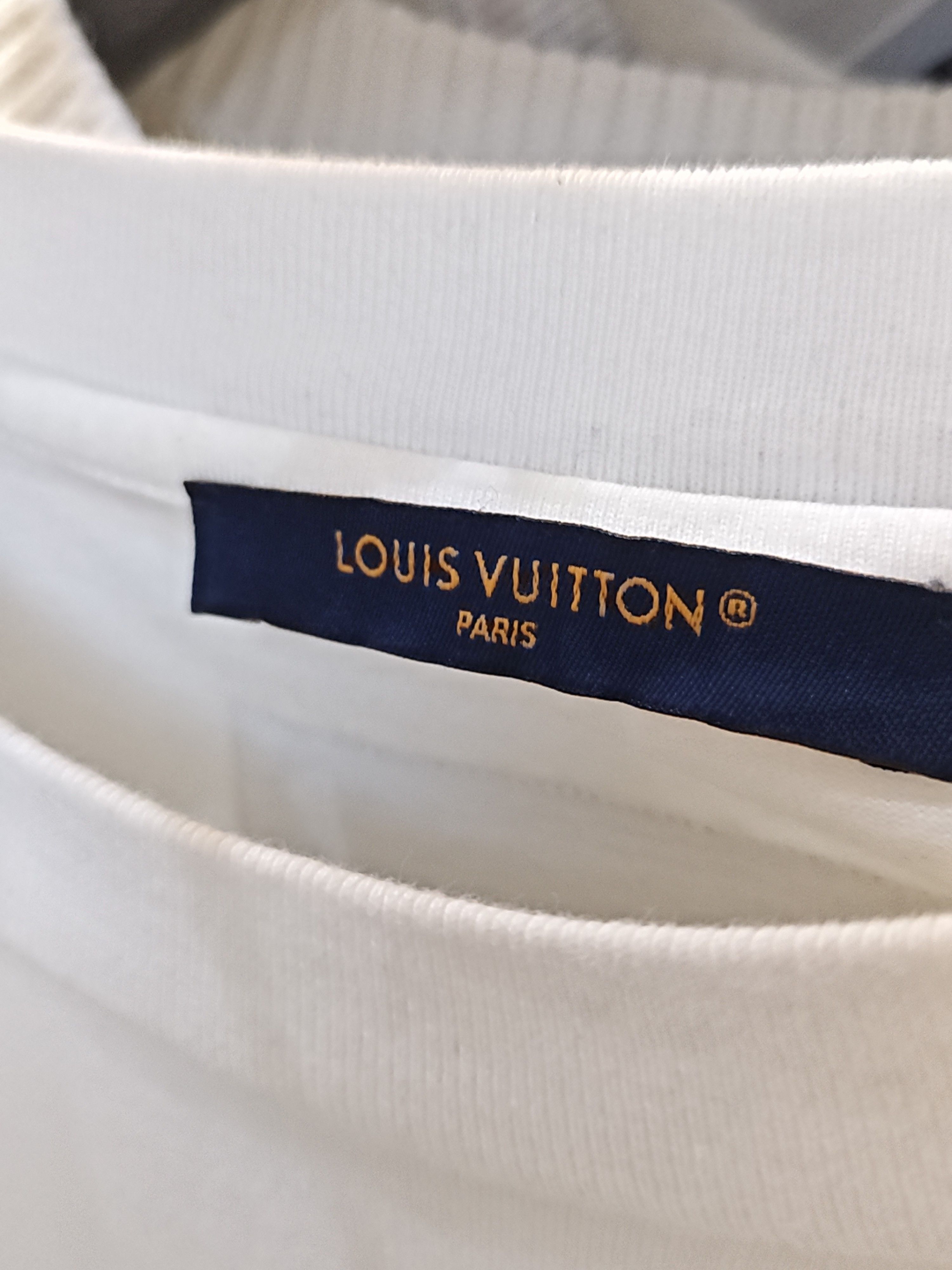 Louis Vuitton Louis Vuitton Logo Embossed T-Shirt Size XL Size US XL / EU 56 / 4 - 3 Thumbnail