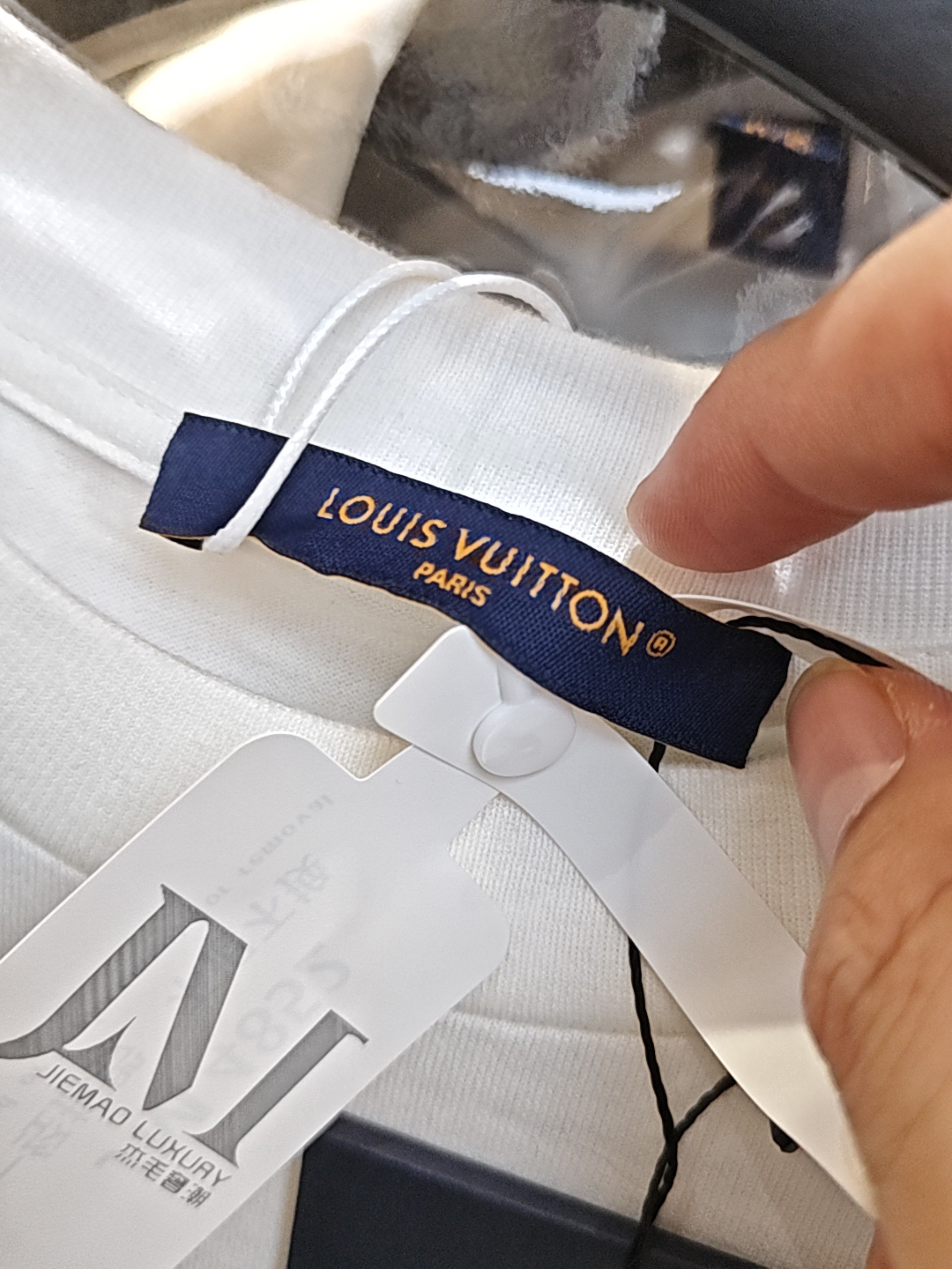 Louis Vuitton Louis Vuitton Gold Logo T-Shirt Size L Size US L / EU 52-54 / 3 - 3 Thumbnail