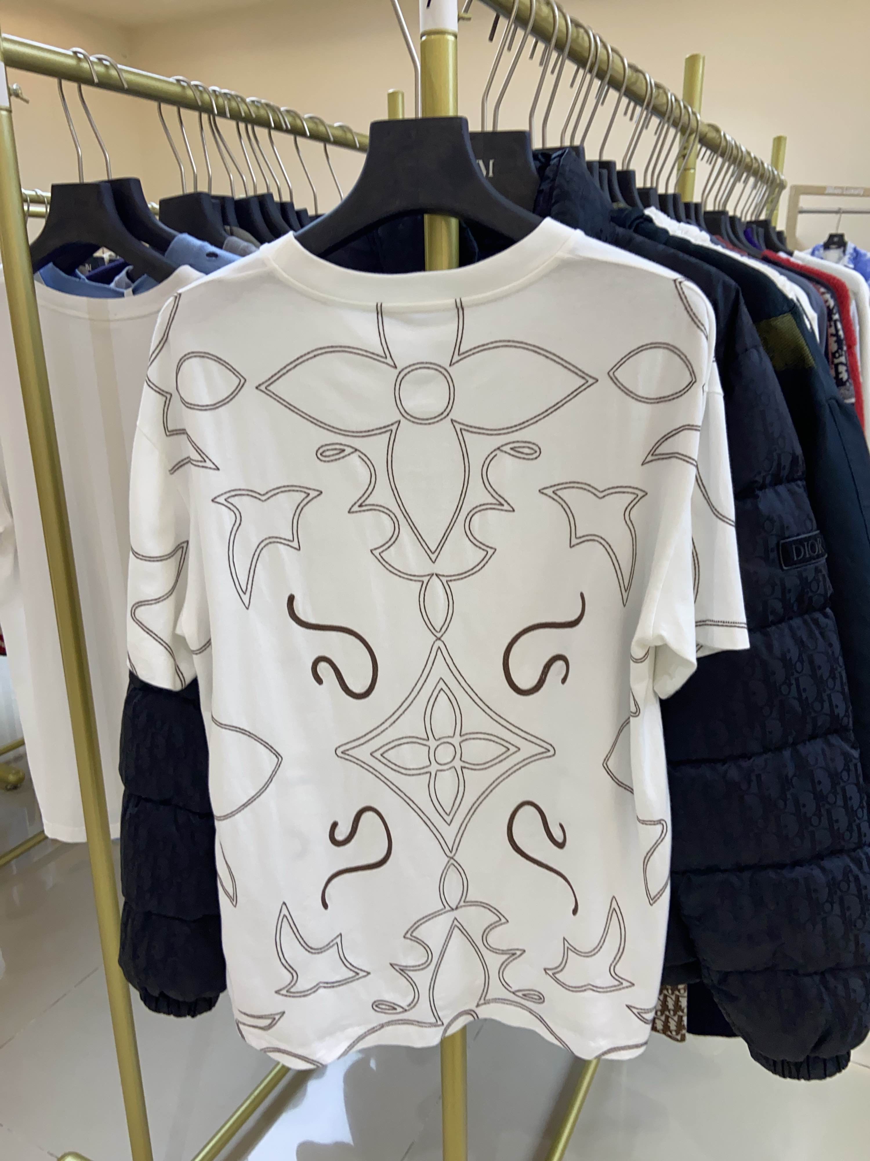 Louis Vuitton Louis Vuitton Logo Embroidery T-Shirt Size L Size US L / EU 52-54 / 3 - 2 Thumbnail