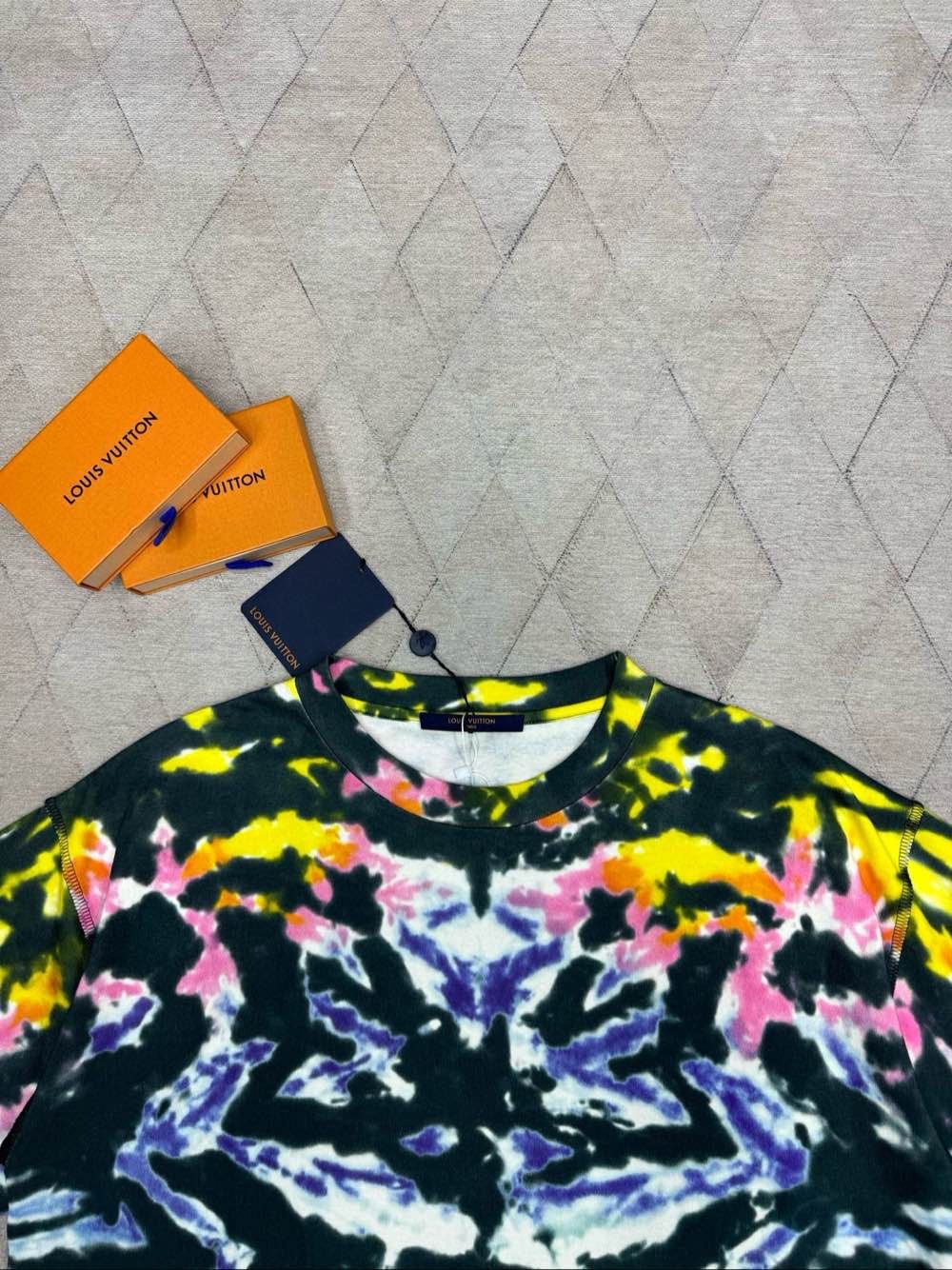 Louis Vuitton Louis Vuitton Tie-Dye T-Shirt Size L Size US L / EU 52-54 / 3 - 3 Thumbnail