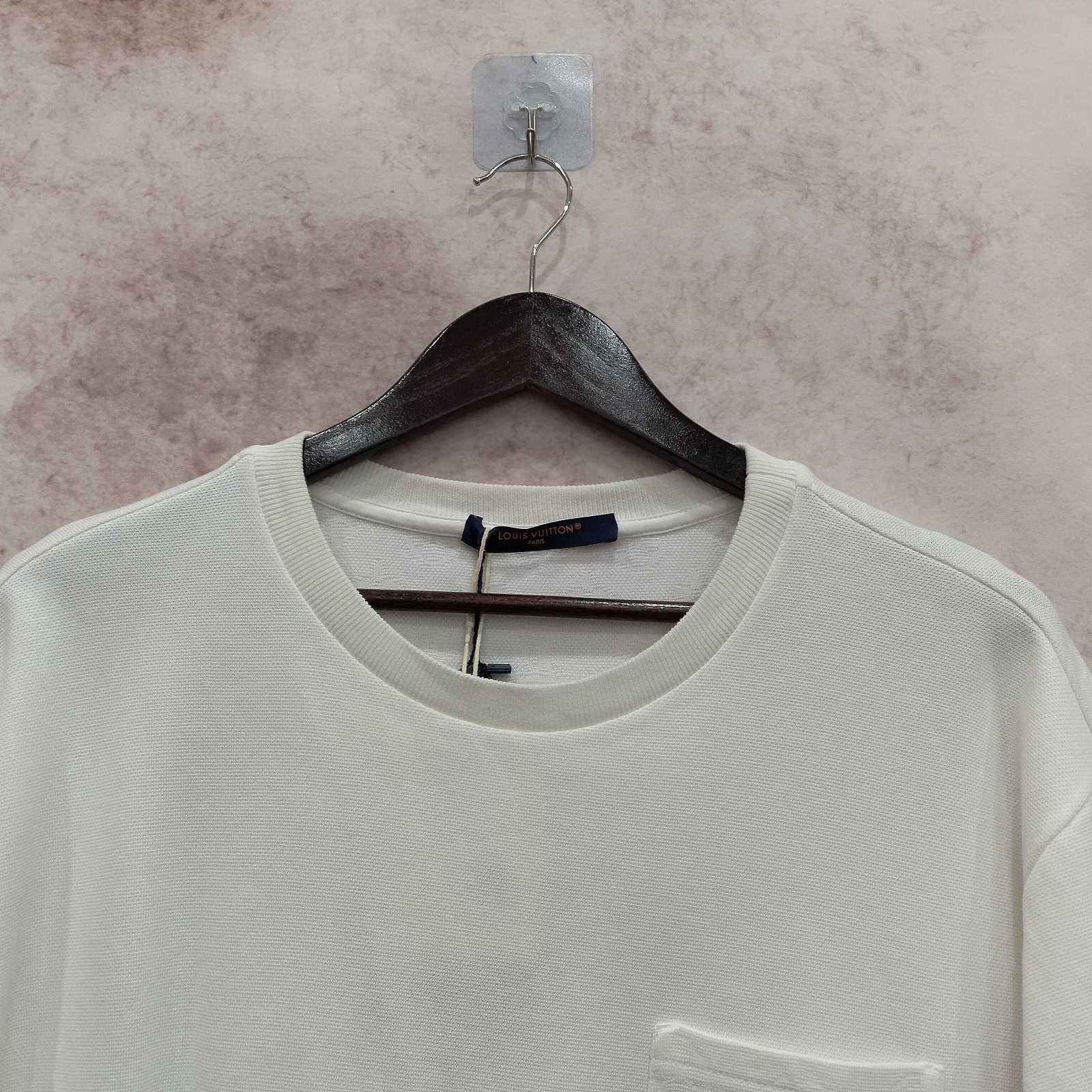 Louis Vuitton Louis Vuitton Monogram Pocket T-Shirt Size XL Size US XL / EU 56 / 4 - 6 Thumbnail