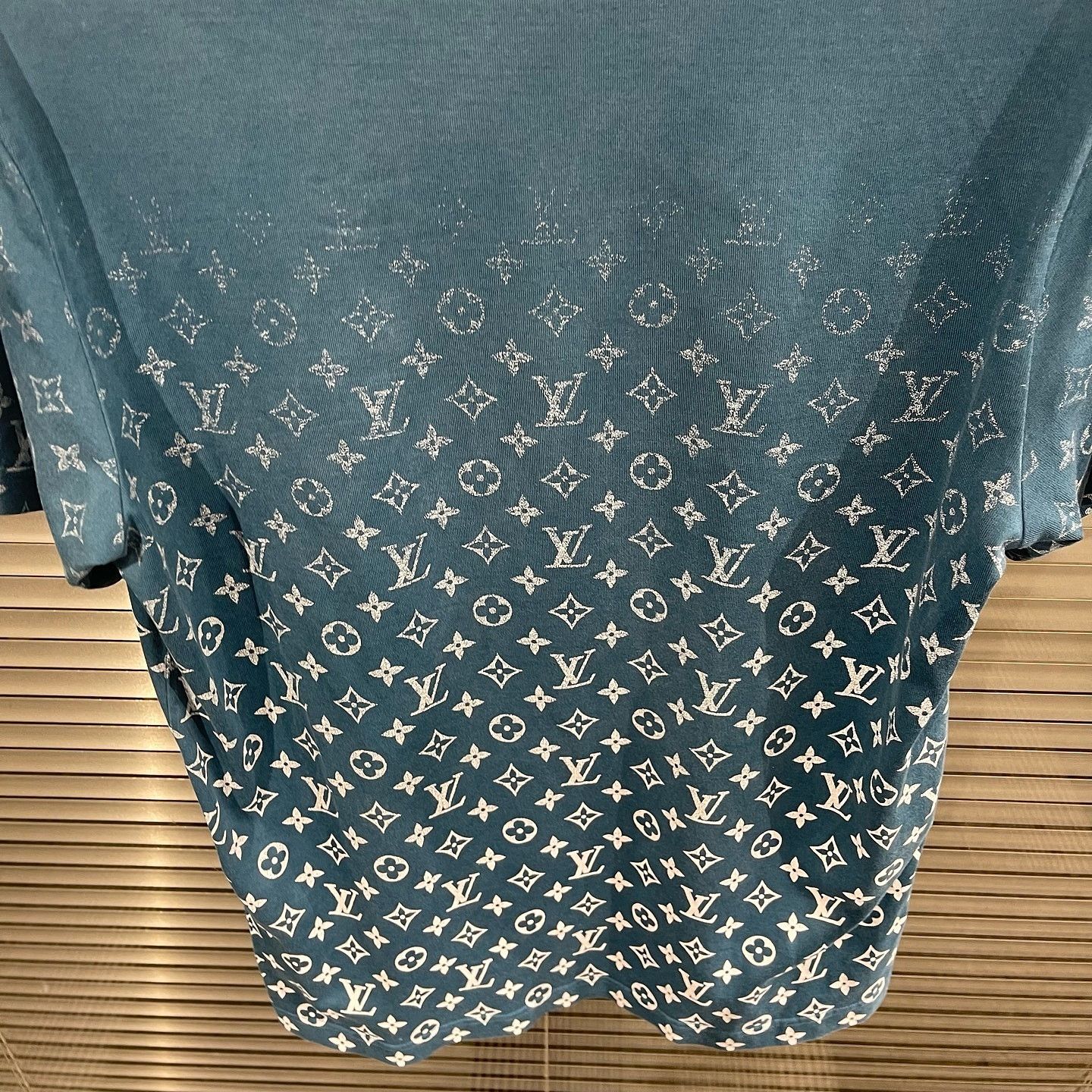 Louis Vuitton Louis Vuitton Monogram Gradient T-Shirt Size S Size US S / EU 44-46 / 1 - 6 Thumbnail