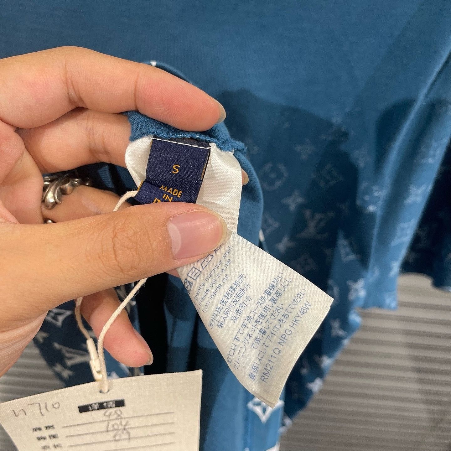 Louis Vuitton Louis Vuitton Monogram Gradient T-Shirt Size S Size US S / EU 44-46 / 1 - 4 Thumbnail