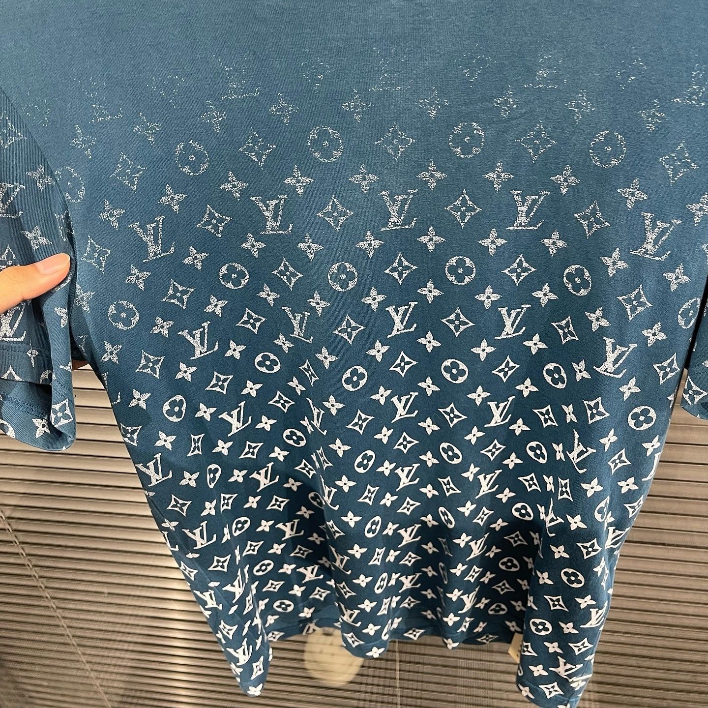 Louis Vuitton Louis Vuitton Monogram Gradient T-Shirt Size S Size US S / EU 44-46 / 1 - 5 Thumbnail